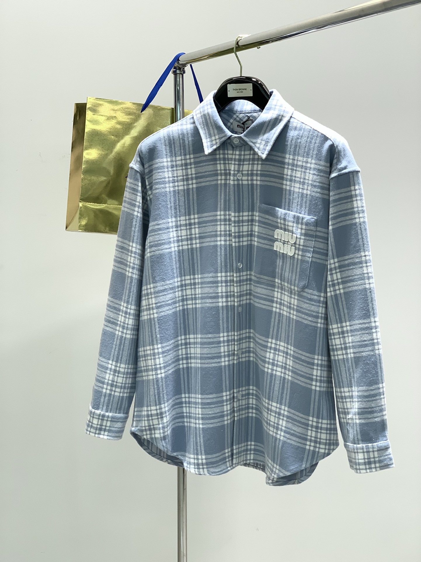 ，miu miu 2025春季最新品，专柜同步有售，原单狠货，时尚休闲衬衫外套，进口原版面料，上身舒适透