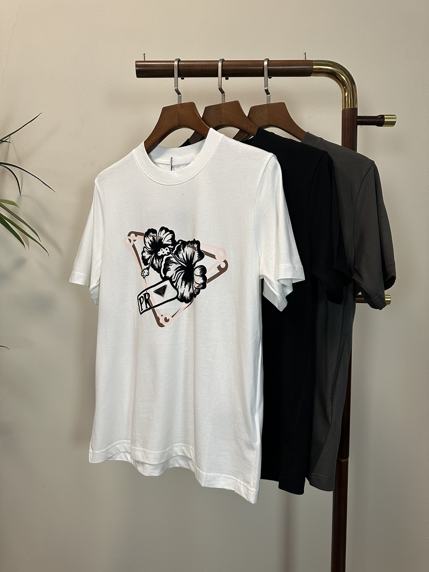 NO:134648,PRA Prada 2025 new round neck short-sleeved T-shirt high-end version!  Customized fabrics for counters are breathable and comfortable, with impeccable details, and the brand element design concept reflects high quality. The feel is delicate and soft!  It is casually cut, with a great upper body style!  S-XL, prada, prada, T-shirt,tees, t-shirt,alexander wang19860909PRA 普拉达2025新款 圆领 短袖 T恤 高端版本！专柜定制面料 透气舒适度高,细节无可挑剔,品牌元素设计理念,体现高品质.手感细腻柔软！呈现休闲裁剪,上身版型超赞！ 码数S- XL,,prada,prada,T-shirt,tees，t-shirt,alexander wang,Men's clothing