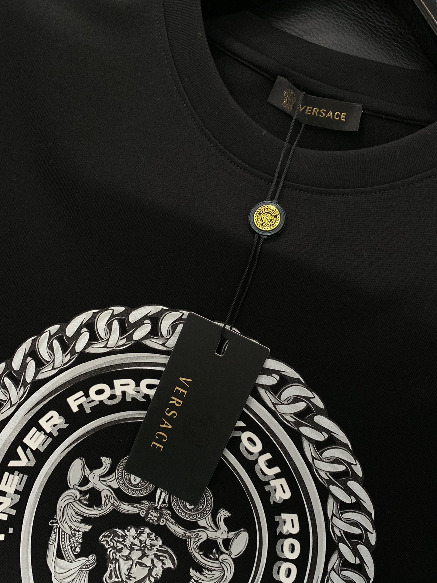  ，Versace 范思哲，2025夏季最新品，专柜同步有售，原单狠货，时尚休闲短袖T恤，进口原版面料，