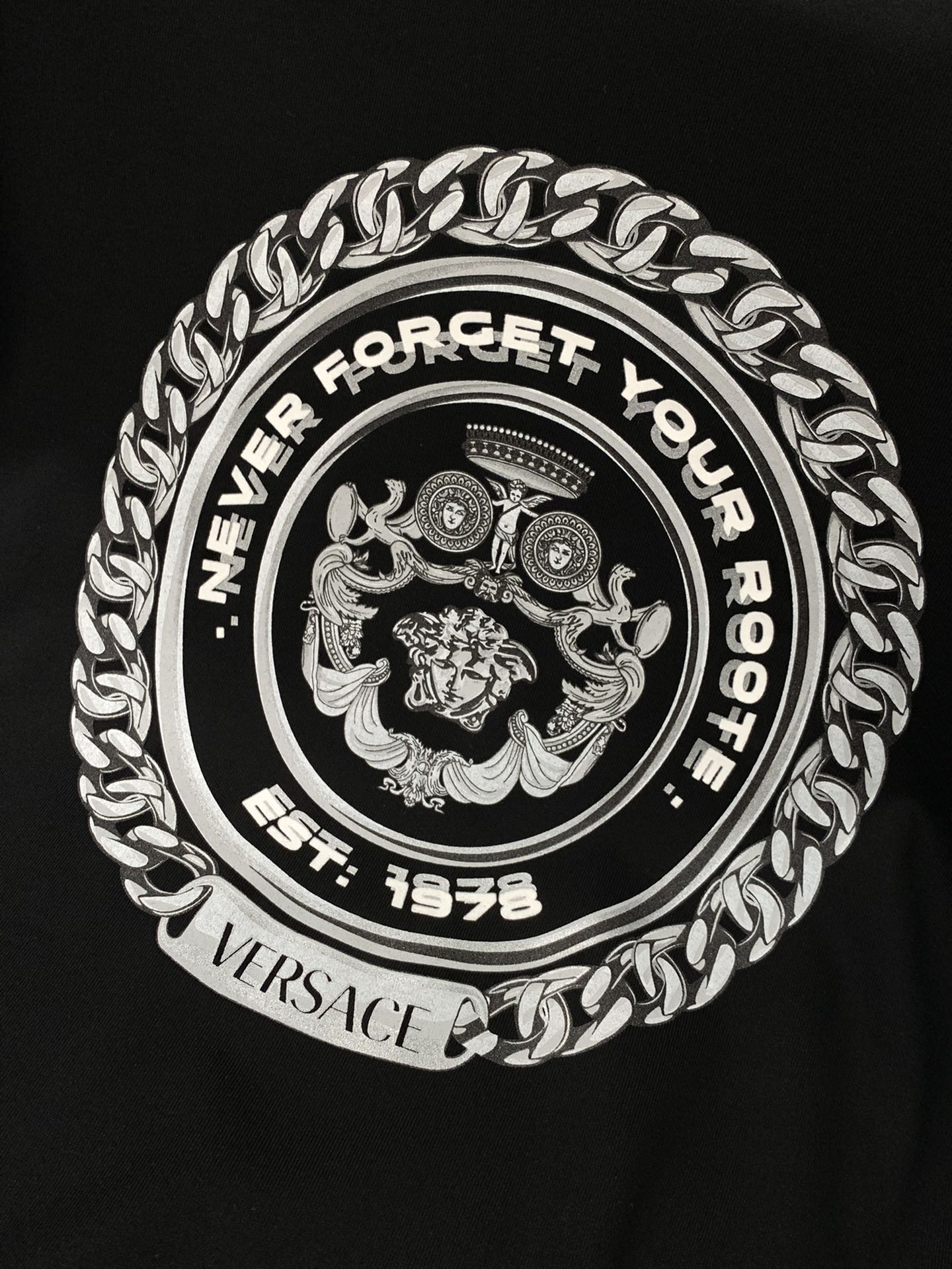  ，Versace 范思哲，2025夏季最新品，专柜同步有售，原单狠货，时尚休闲短袖T恤，进口原版面料，