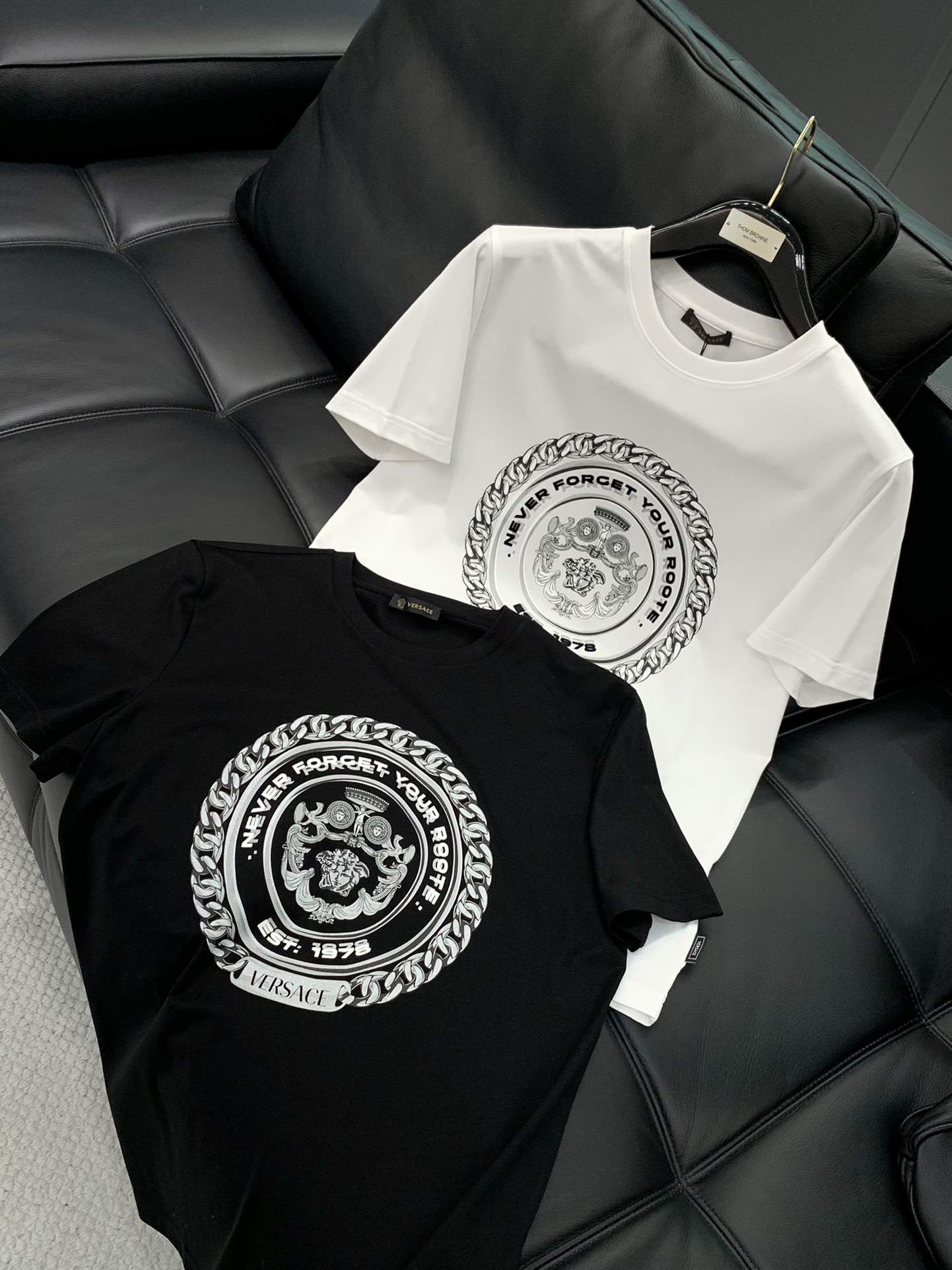  ，Versace 范思哲，2025夏季最新品，专柜同步有售，原单狠货，时尚休闲短袖T恤，进口原版面料，