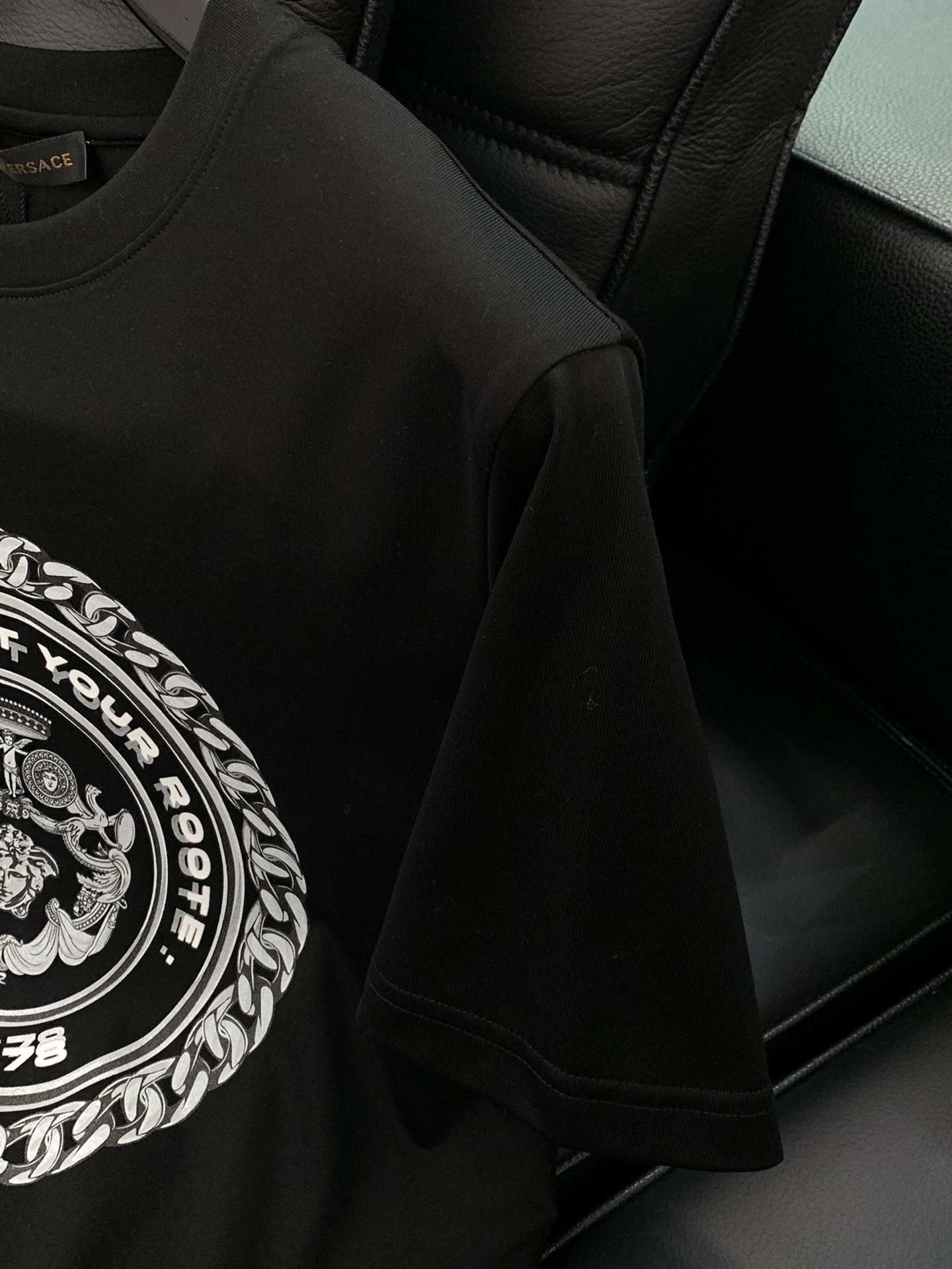  ，Versace 范思哲，2025夏季最新品，专柜同步有售，原单狠货，时尚休闲短袖T恤，进口原版面料，