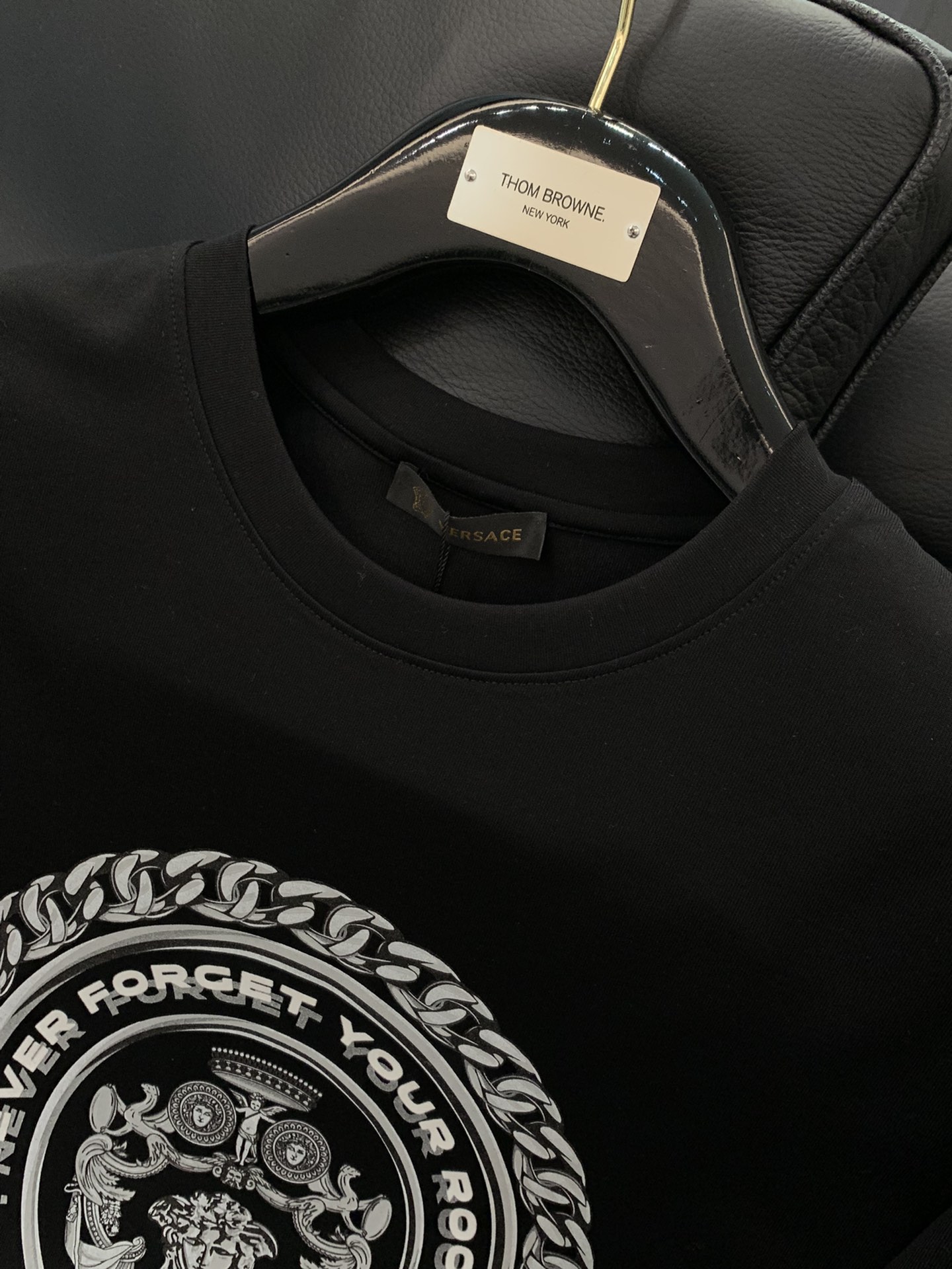  ，Versace 范思哲，2025夏季最新品，专柜同步有售，原单狠货，时尚休闲短袖T恤，进口原版面料，