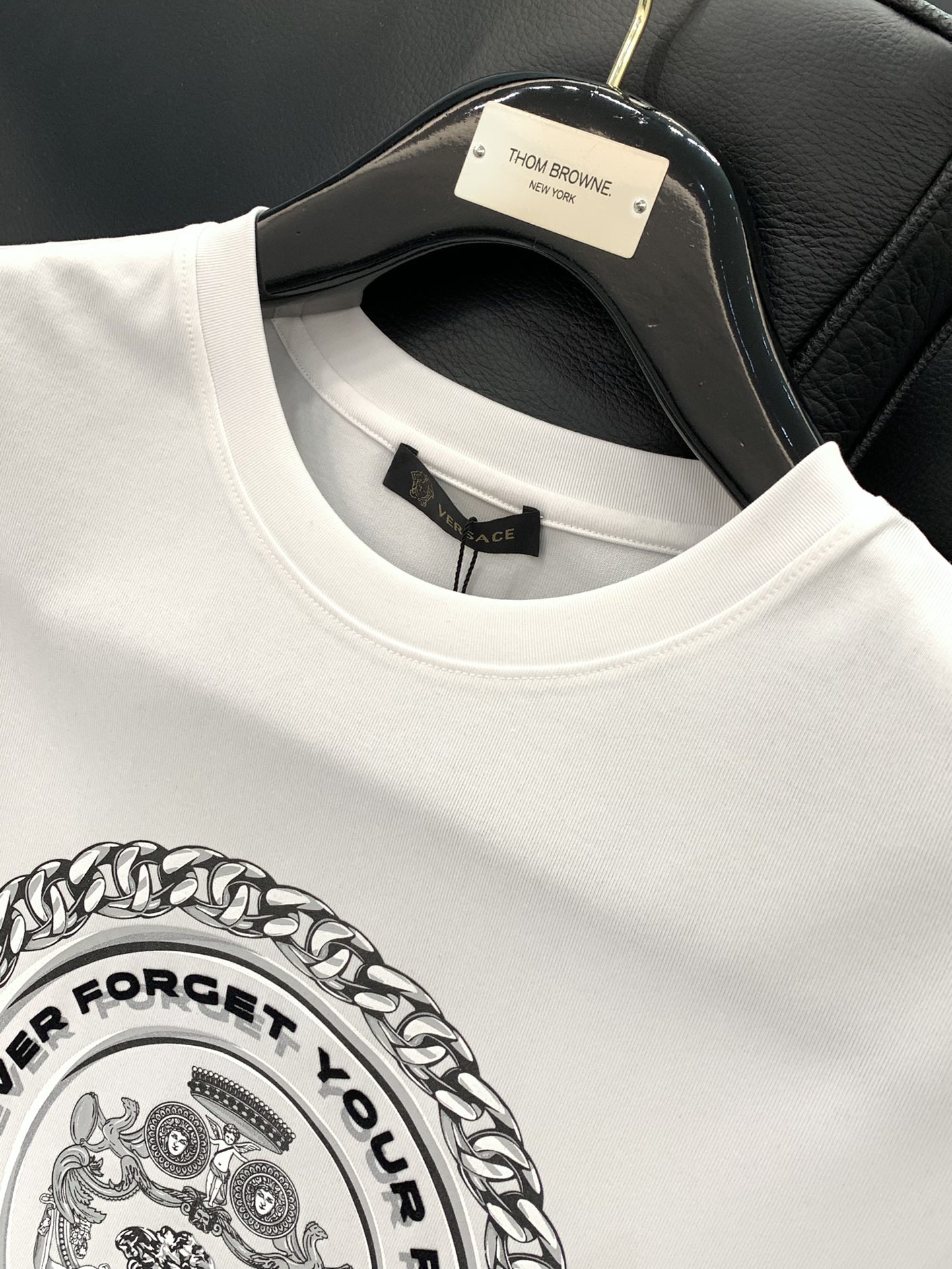  ，Versace 范思哲，2025夏季最新品，专柜同步有售，原单狠货，时尚休闲短袖T恤，进口原版面料，