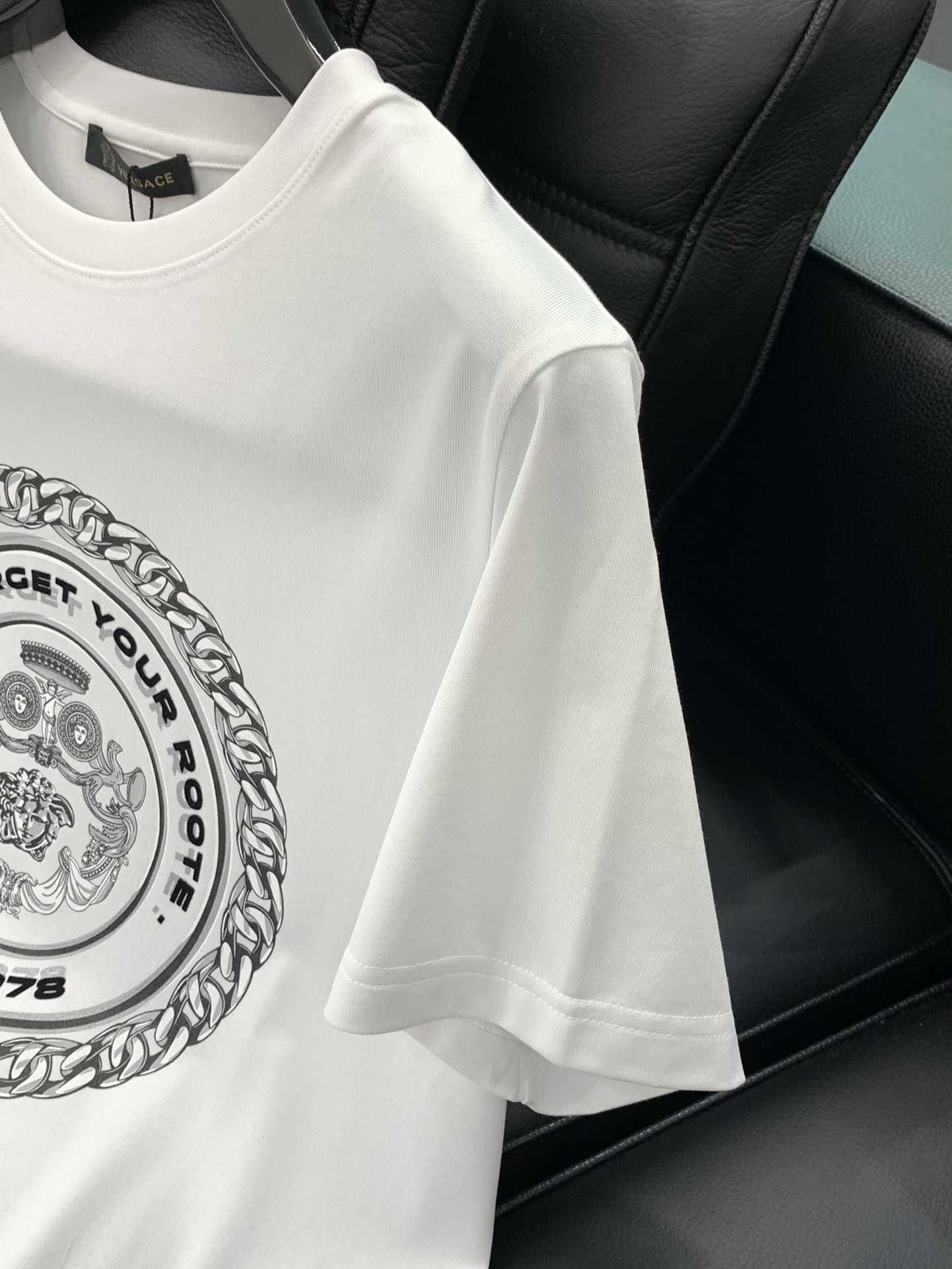  ，Versace 范思哲，2025夏季最新品，专柜同步有售，原单狠货，时尚休闲短袖T恤，进口原版面料，