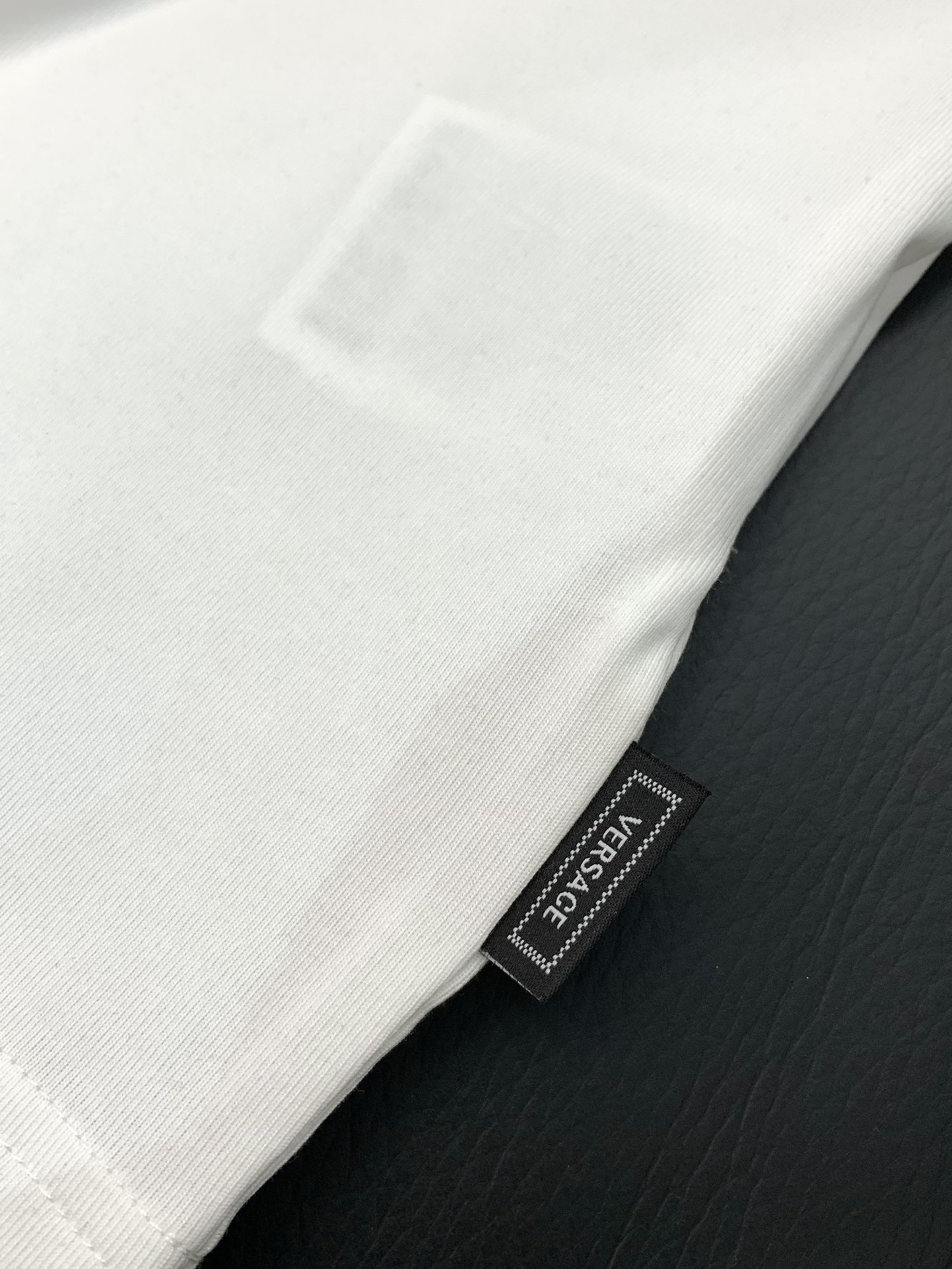  ，Versace 范思哲，2025夏季最新品，专柜同步有售，原单狠货，时尚休闲短袖T恤，进口原版面料，