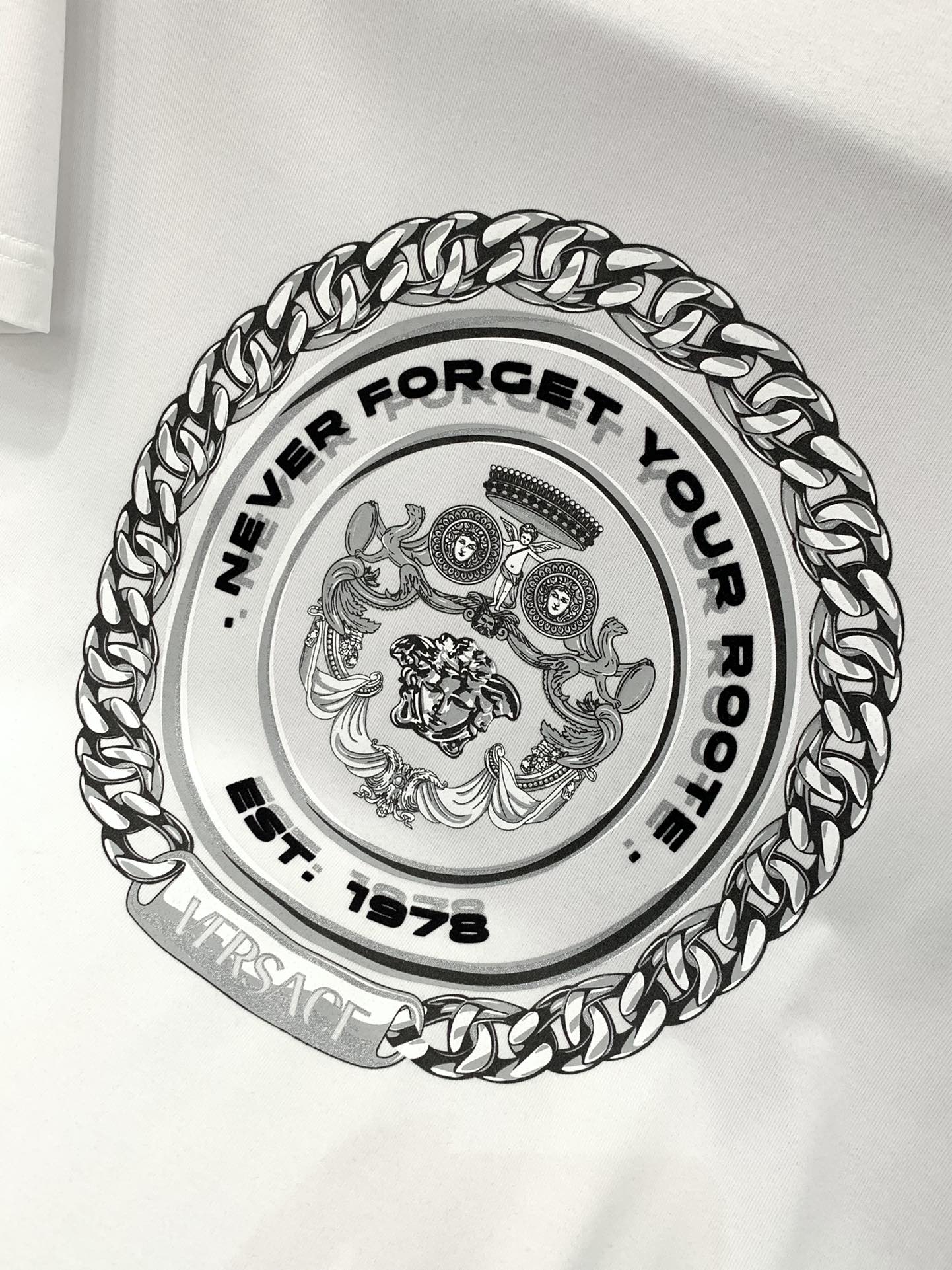  ，Versace 范思哲，2025夏季最新品，专柜同步有售，原单狠货，时尚休闲短袖T恤，进口原版面料，