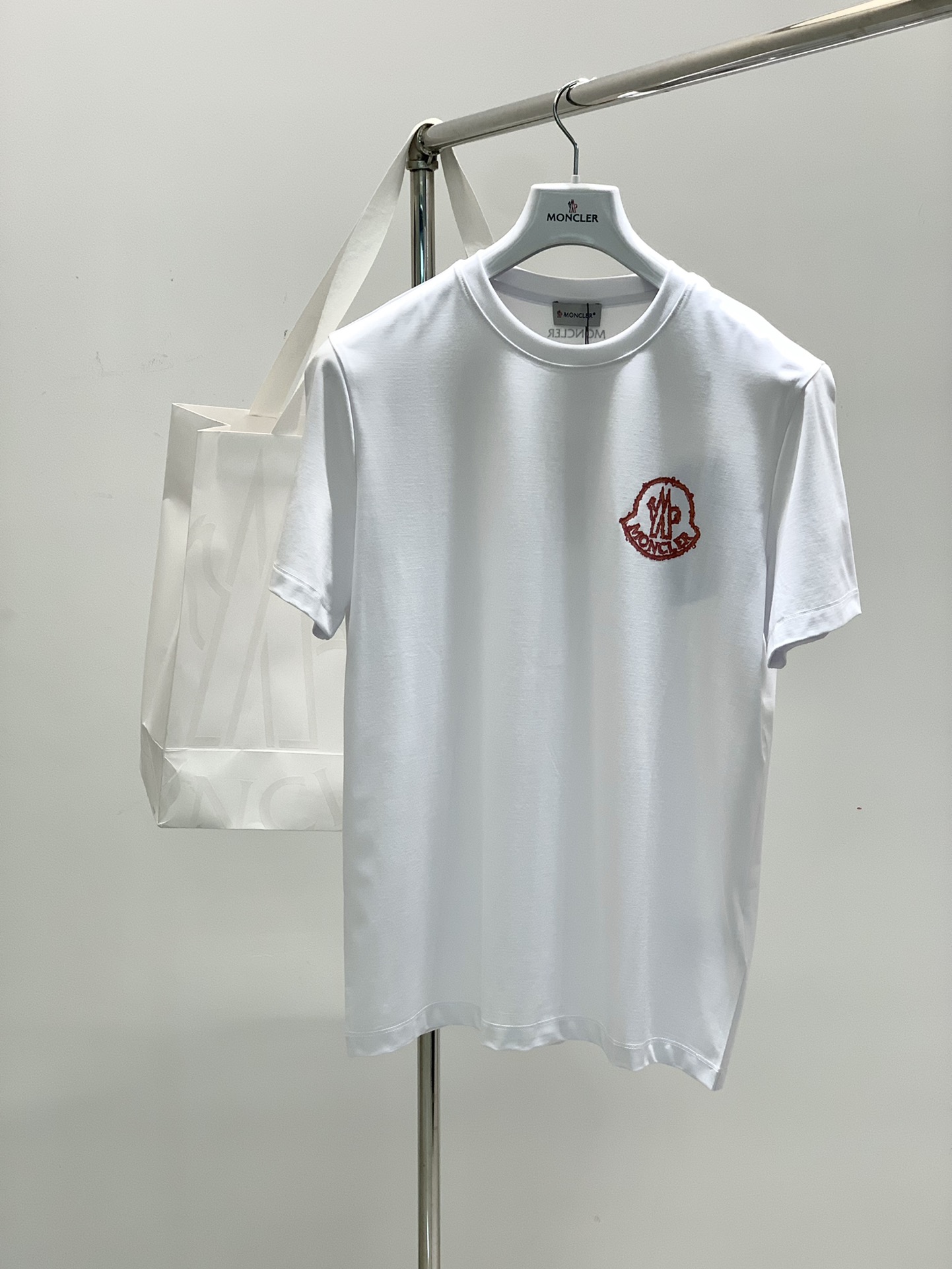，Moncler 蒙口，2025夏季最新品，专柜同步有售，原单狠货，时尚休闲圆领短袖T恤，上身舒适！吸睛