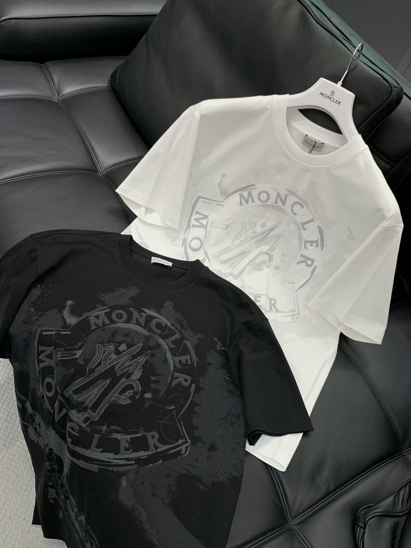 ，Moncler 蒙口，2025夏季最新品，专柜同步有售，原单狠货，时尚休闲圆领短袖T恤，上身舒适！吸睛
