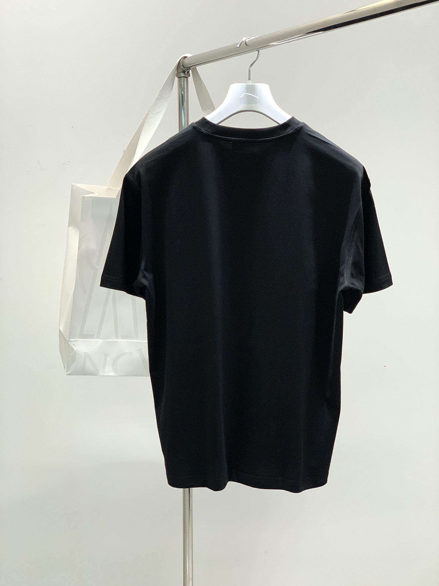 ，Moncler 蒙口，2025夏季最新品，专柜同步有售，原单狠货，时尚休闲圆领短袖T恤，上身舒适！吸睛