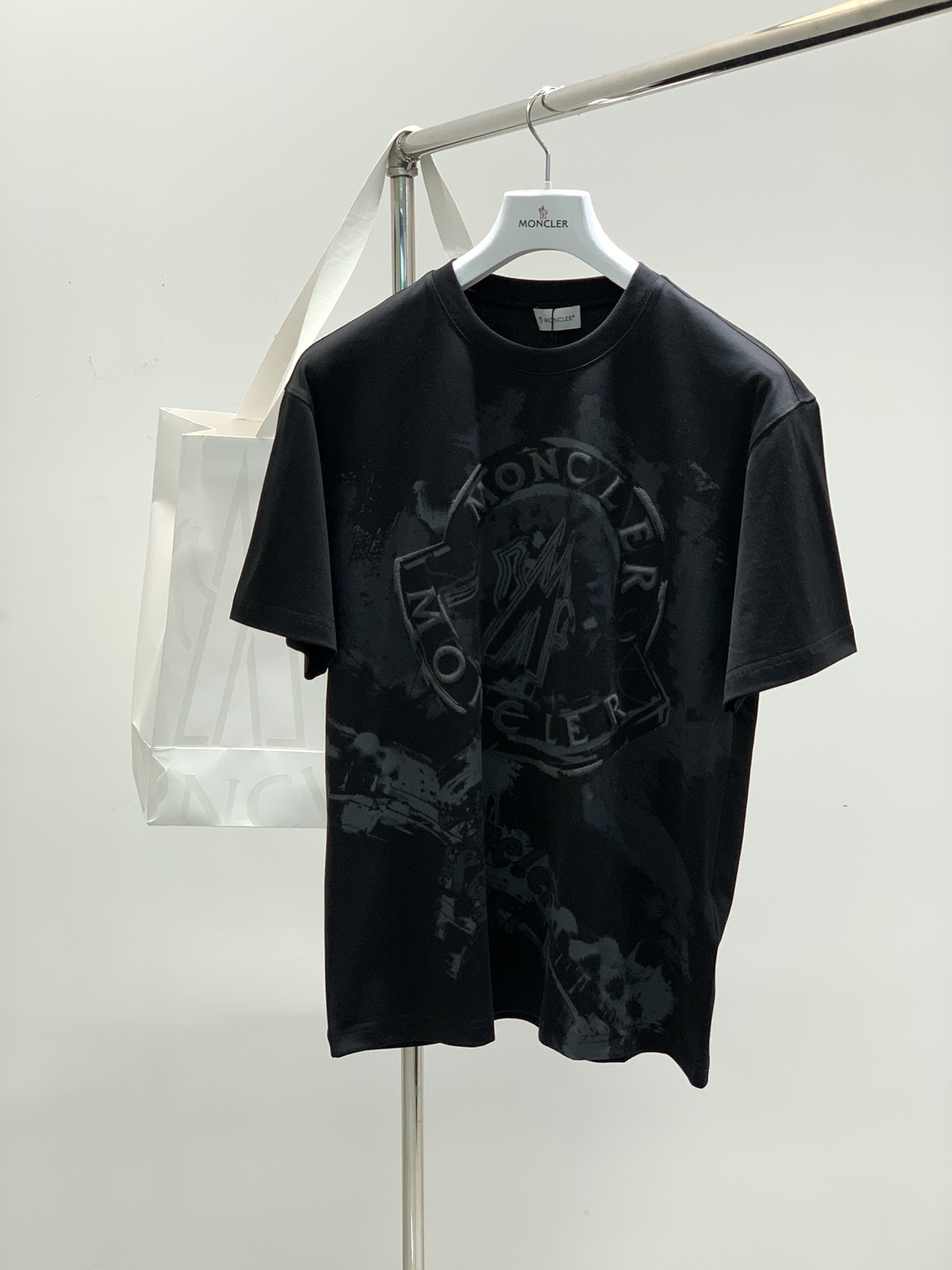，Moncler 蒙口，2025夏季最新品，专柜同步有售，原单狠货，时尚休闲圆领短袖T恤，上身舒适！吸睛