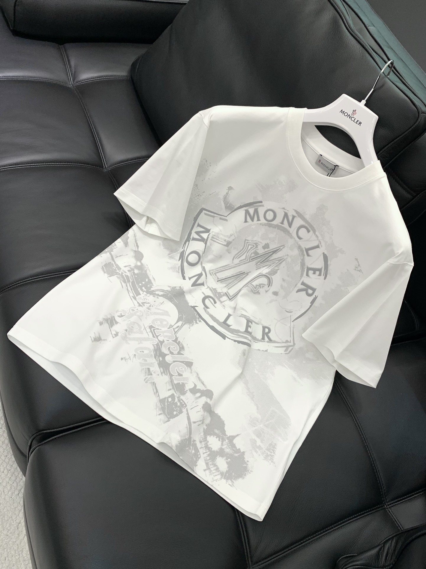 ，Moncler 蒙口，2025夏季最新品，专柜同步有售，原单狠货，时尚休闲圆领短袖T恤，上身舒适！吸睛