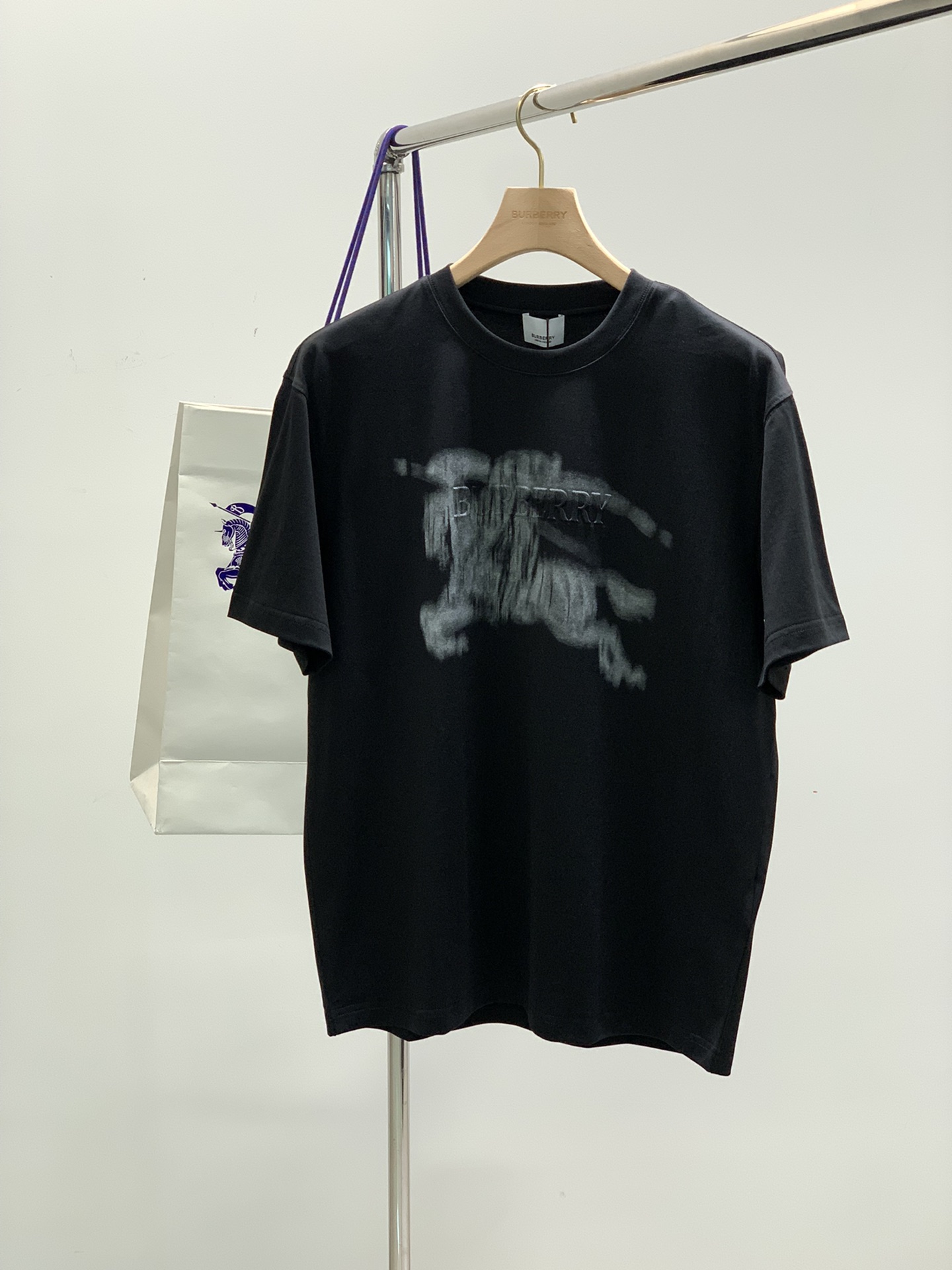 ，Burberry 巴宝莉，2025夏季最新品，专柜同步有售，原单狠货，时尚休闲圆领短袖T恤，进口原版面