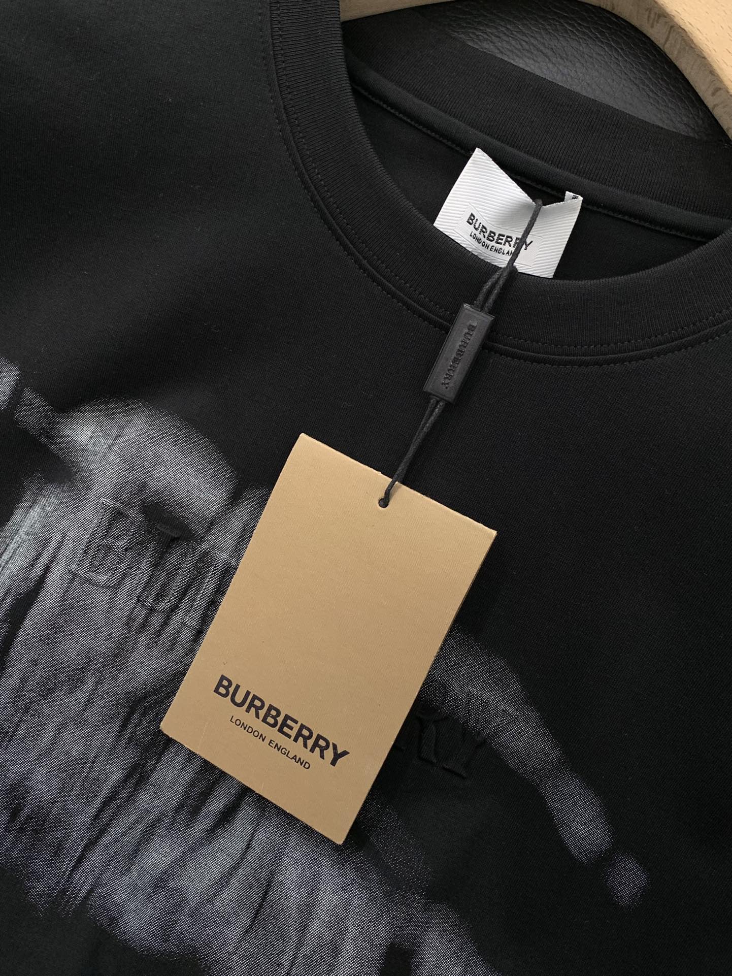 ，Burberry 巴宝莉，2025夏季最新品，专柜同步有售，原单狠货，时尚休闲圆领短袖T恤，进口原版面
