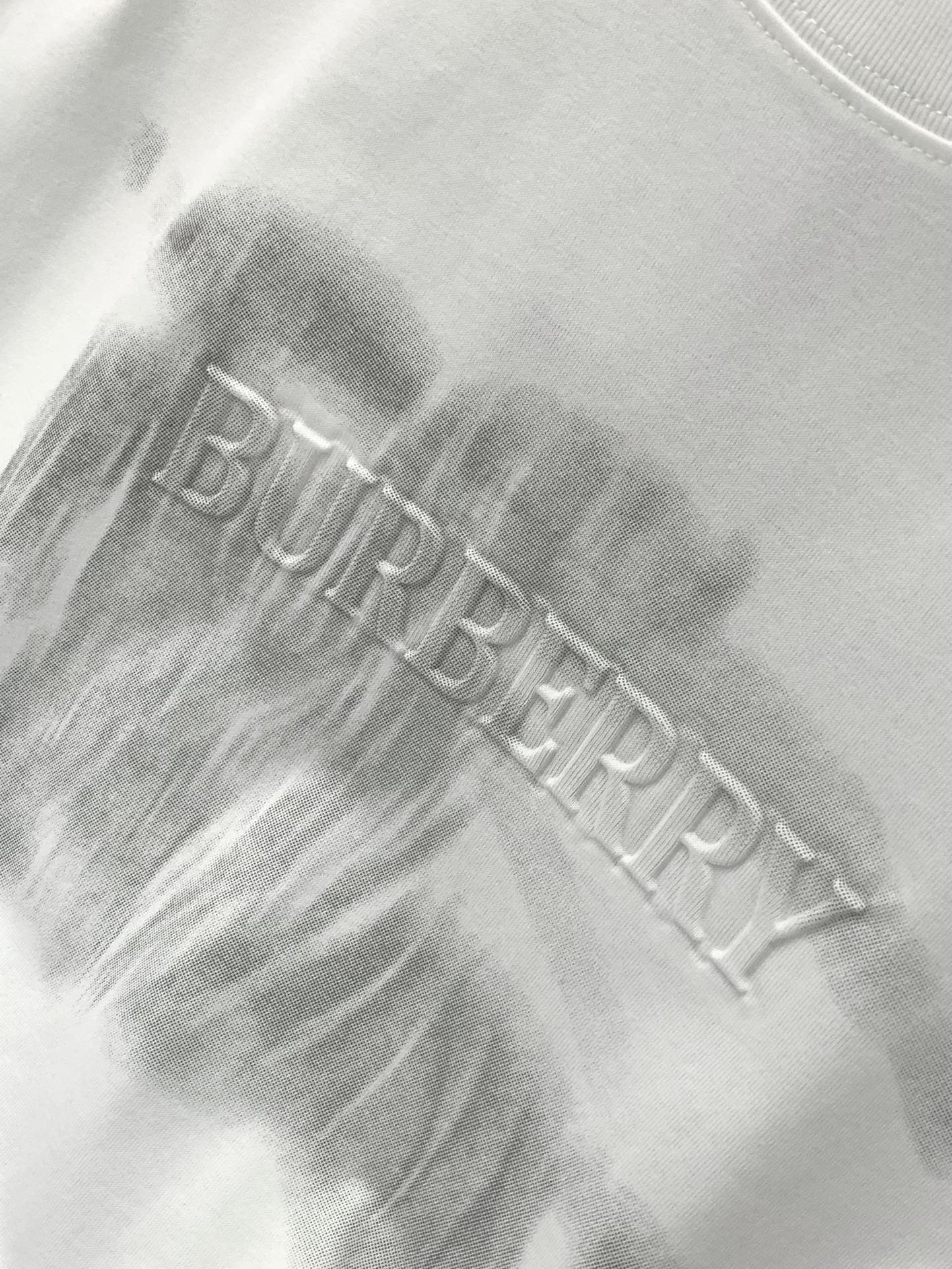 ，Burberry 巴宝莉，2025夏季最新品，专柜同步有售，原单狠货，时尚休闲圆领短袖T恤，进口原版面