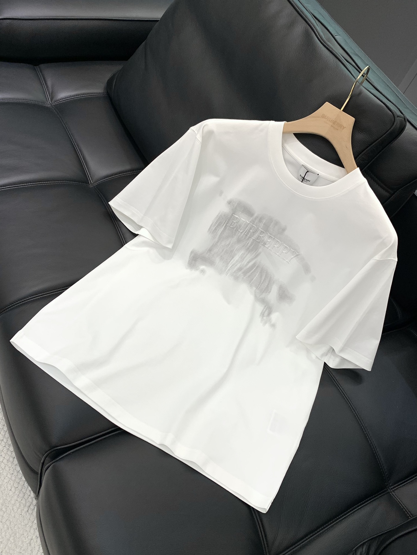 ，Burberry 巴宝莉，2025夏季最新品，专柜同步有售，原单狠货，时尚休闲圆领短袖T恤，进口原版面