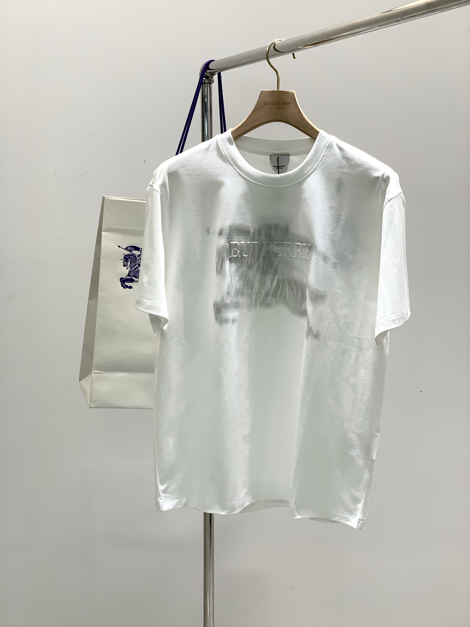 ，Burberry 巴宝莉，2025夏季最新品，专柜同步有售，原单狠货，时尚休闲圆领短袖T恤，进口原版面