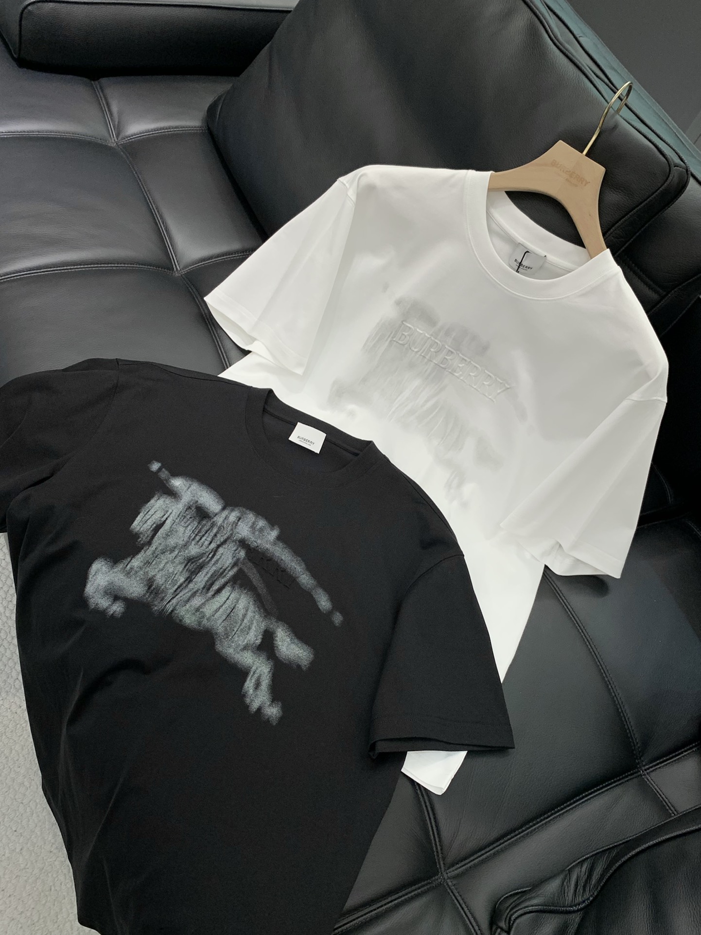 ，Burberry 巴宝莉，2025夏季最新品，专柜同步有售，原单狠货，时尚休闲圆领短袖T恤，进口原版面