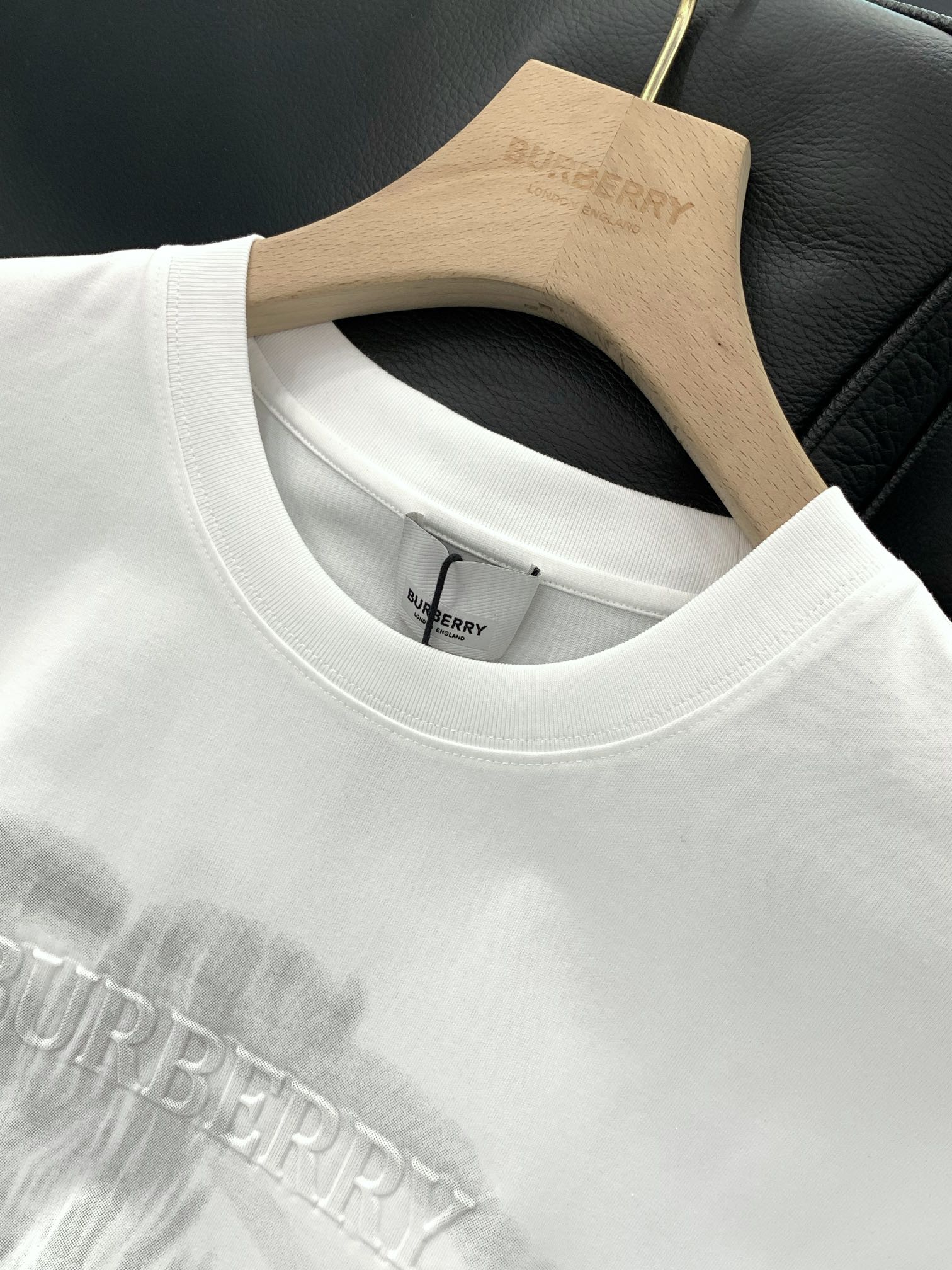 ，Burberry 巴宝莉，2025夏季最新品，专柜同步有售，原单狠货，时尚休闲圆领短袖T恤，进口原版面