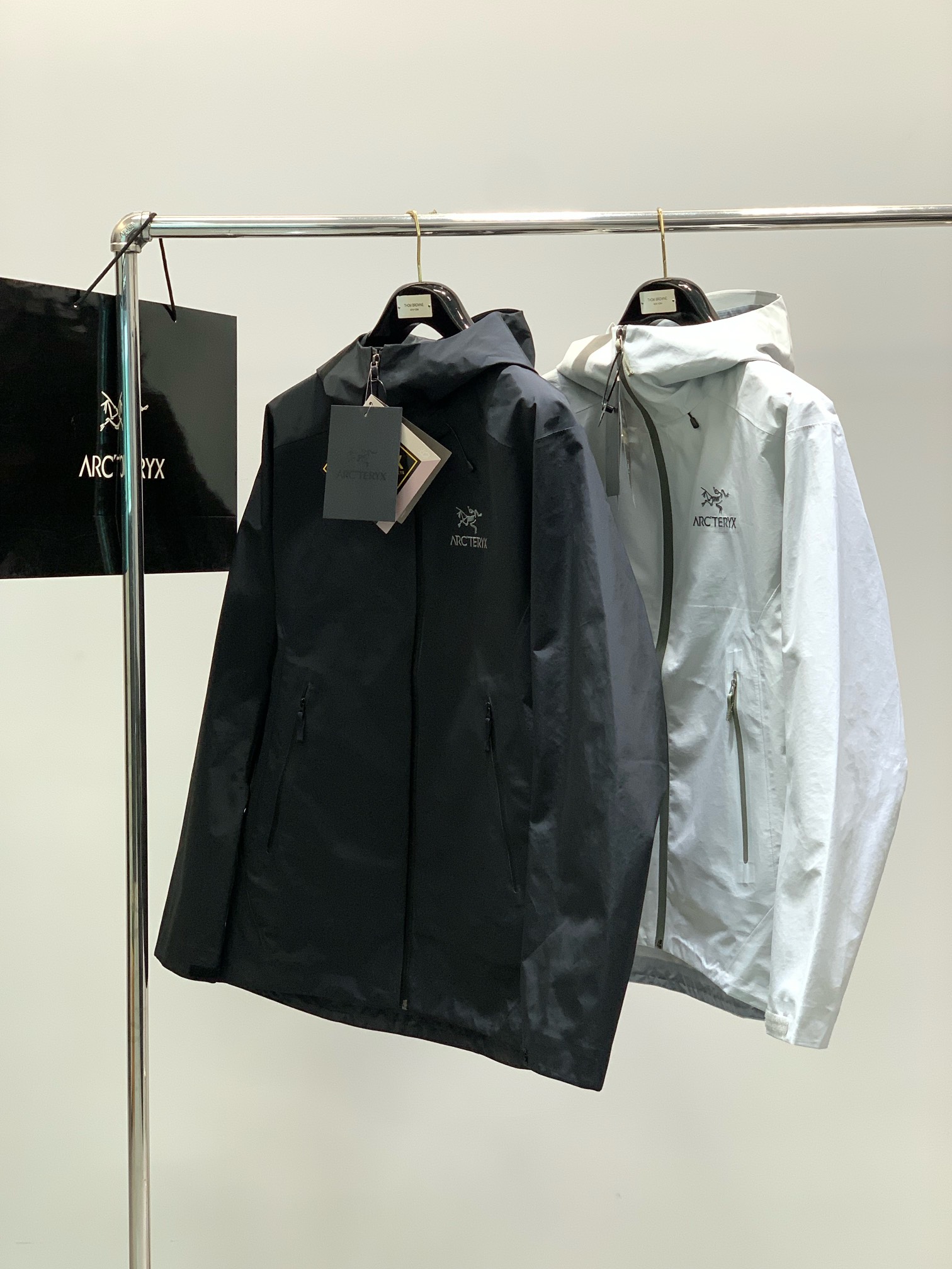 ，ARCTERYX 始祖鸟，2025春季AW新品，时尚休闲连帽冲锋衣外套，专柜同步有售，原单狠货，进口原