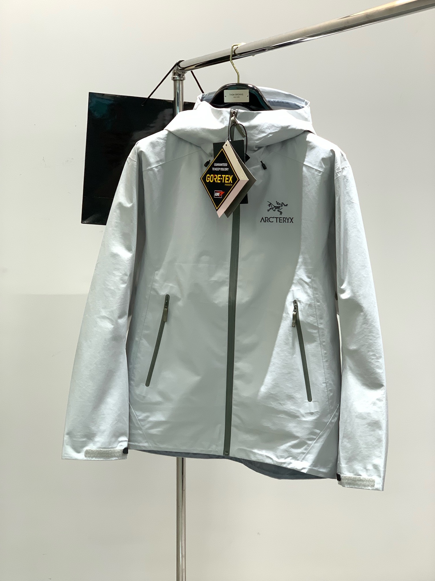 ，ARCTERYX 始祖鸟，2025春季AW新品，时尚休闲连帽冲锋衣外套，专柜同步有售，原单狠货，进口原