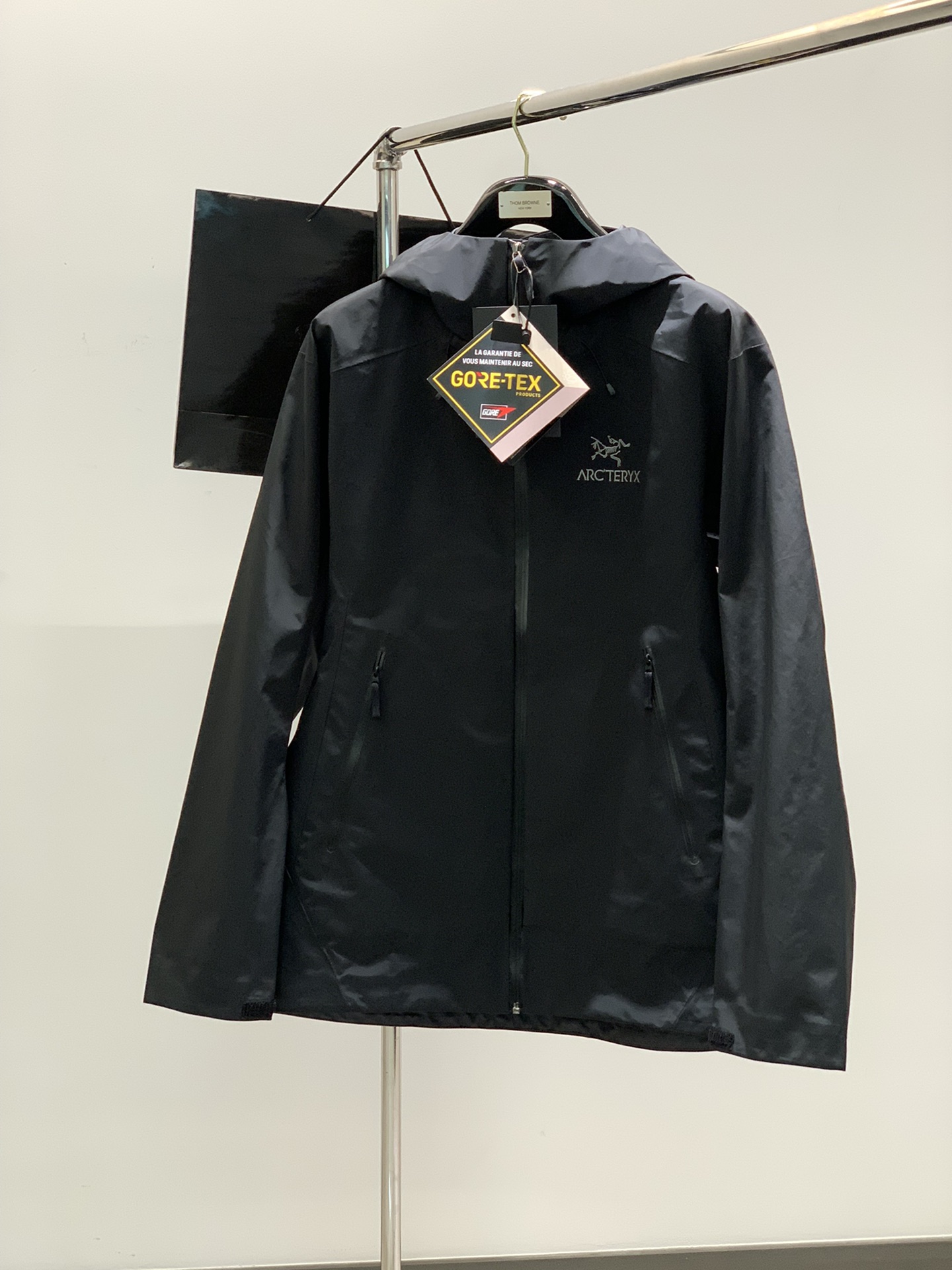 ，ARCTERYX 始祖鸟，2025春季AW新品，时尚休闲连帽冲锋衣外套，专柜同步有售，原单狠货，进口原