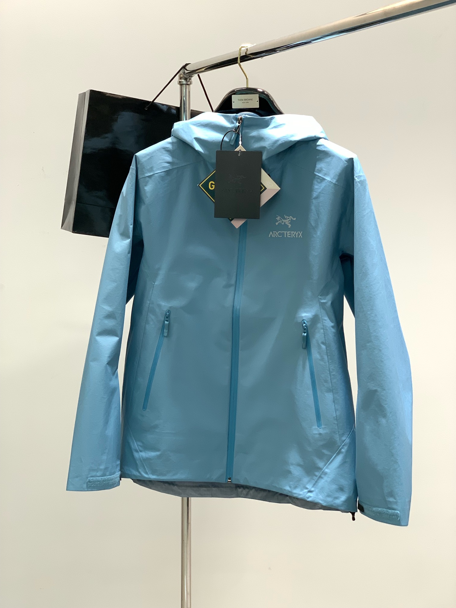 ，ARCTERYX 始祖鸟，2025春季AW新品，时尚休闲连帽冲锋衣外套，专柜同步有售，原单狠货，进口原