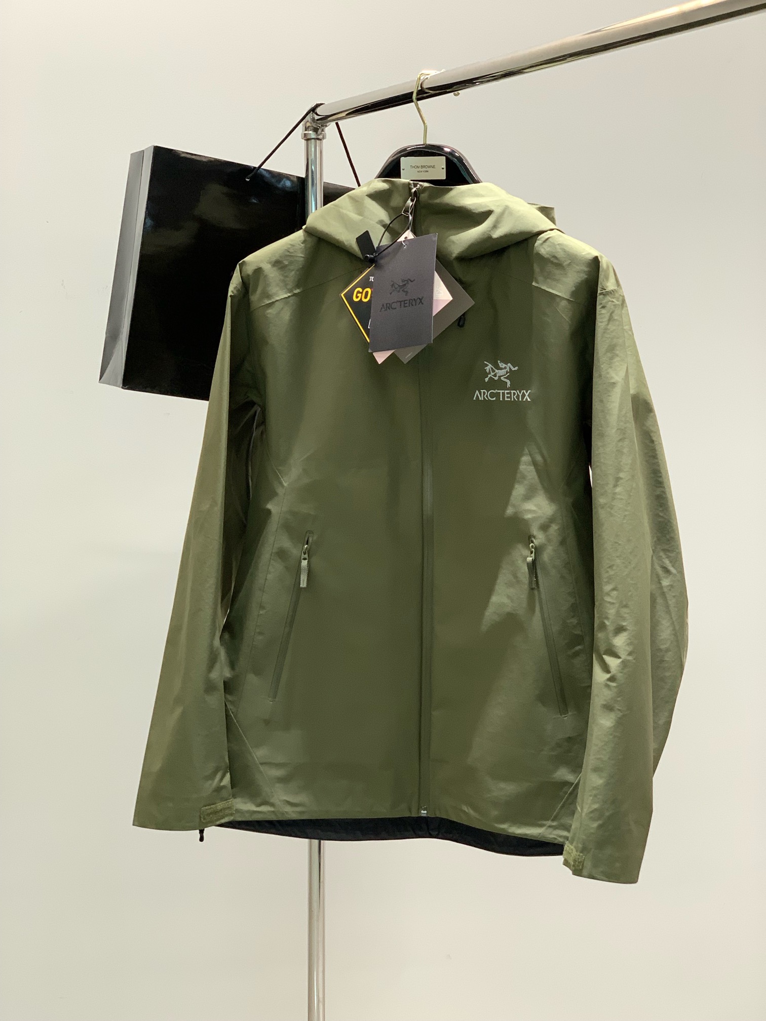 ，ARCTERYX 始祖鸟，2025春季AW新品，时尚休闲连帽冲锋衣外套，专柜同步有售，原单狠货，进口原