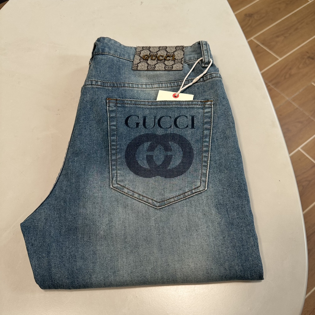 NO:513484,GU Gucci exclusively offers new jeans, high-end version!  Customized fabrics for counters are breathable and comfortable, with impeccable details, and the brand element design concept reflects high quality. The feel is delicate and soft!  It is casually cut, with a great upper body style!  Number of codes 29-40, gucci, jeans, alexander wang19860909GU 古驰独家专供新款 牛仔裤,高端版本！专柜定制面料 透气舒适度高,细节无可挑剔,品牌元素设计理念,体现高品质.手感细腻柔软！呈现休闲裁剪,上身版型超赞！ 码数29-40,,gucci,jeans,alexander wang,Men's clothing