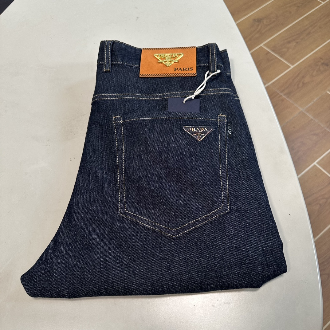 NO:430839,PRA Prada exclusively for new jeans, high-end version!  Customized fabrics for counters are breathable and comfortable, with impeccable details, and the brand element design concept reflects high quality. The feel is delicate and soft!  It is casually cut, with a great upper body style!  29-40, prada, prada, jeans, alexander wang19860909PRA 普拉达独家专供新款 牛仔裤,高端版本！专柜定制面料 透气舒适度高,细节无可挑剔,品牌元素设计理念,体现高品质.手感细腻柔软！呈现休闲裁剪,上身版型超赞！ 码数29-40,,prada,prada,jeans,alexander wang,Men's clothing