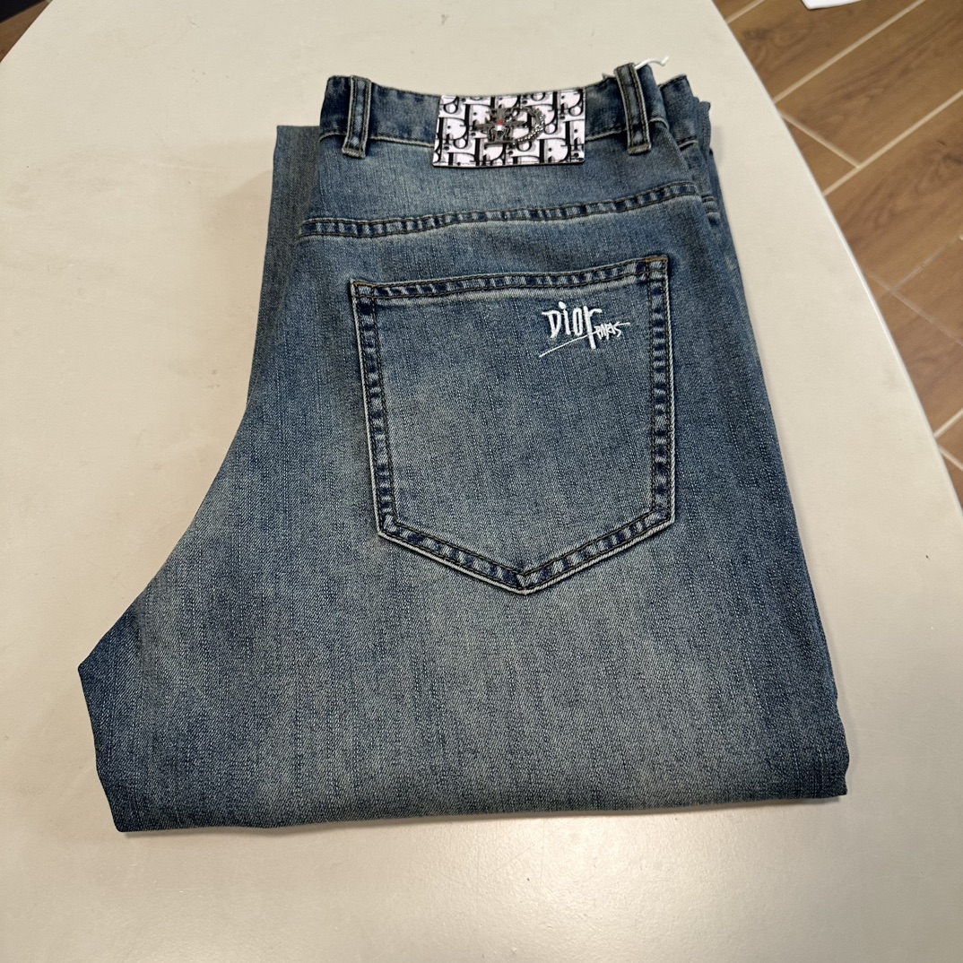 NO:430835,DIOR exclusively available for new jeans, high-end version!  Customized fabrics for counters are breathable and comfortable, with impeccable details, and the brand element design concept reflects high quality. The feel is delicate and soft!  It is casually cut, with a great upper body style!  29-40, Dior, Dior, Jeans, Alexander wang19860909DIOR 迪奥独家专供新款 牛仔裤,高端版本！专柜定制面料 透气舒适度高,细节无可挑剔,品牌元素设计理念,体现高品质.手感细腻柔软！呈现休闲裁剪,上身版型超赞！ 码数29-40,,dior,dior,jeans,alexander wang,Men's clothing