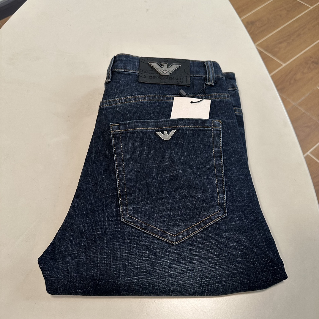 NO:471590,Armani exclusively offers new jeans, high-end version!  Customized fabrics for counters are breathable and comfortable, with impeccable details, and the brand element design concept reflects high quality. The feel is delicate and soft!  It is casually cut, with a great upper body style!  Number of codes 29-40, Armani, jeans, alexander wang19860909阿玛尼独家专供新款 牛仔裤,高端版本！专柜定制面料 透气舒适度高,细节无可挑剔,品牌元素设计理念,体现高品质.手感细腻柔软！呈现休闲裁剪,上身版型超赞！ 码数29-40,,armani,jeans,alexander wang,Men's clothing