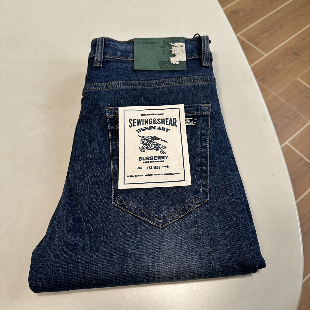 NO:471585,BBR Burberry exclusively offers new jeans, high-end version!  Customized fabrics for counters are breathable and comfortable, with impeccable details, and the brand element design concept reflects high quality. The feel is delicate and soft!  It is casually cut, with a great upper body style!  29-40 yards, burberry, jeans, alexander wang19860909BBR 巴宝莉独家专供新款 牛仔裤,高端版本！专柜定制面料 透气舒适度高,细节无可挑剔,品牌元素设计理念,体现高品质.手感细腻柔软！呈现休闲裁剪,上身版型超赞！ 码数29-40,,burberry,jeans,alexander wang,Men's clothing