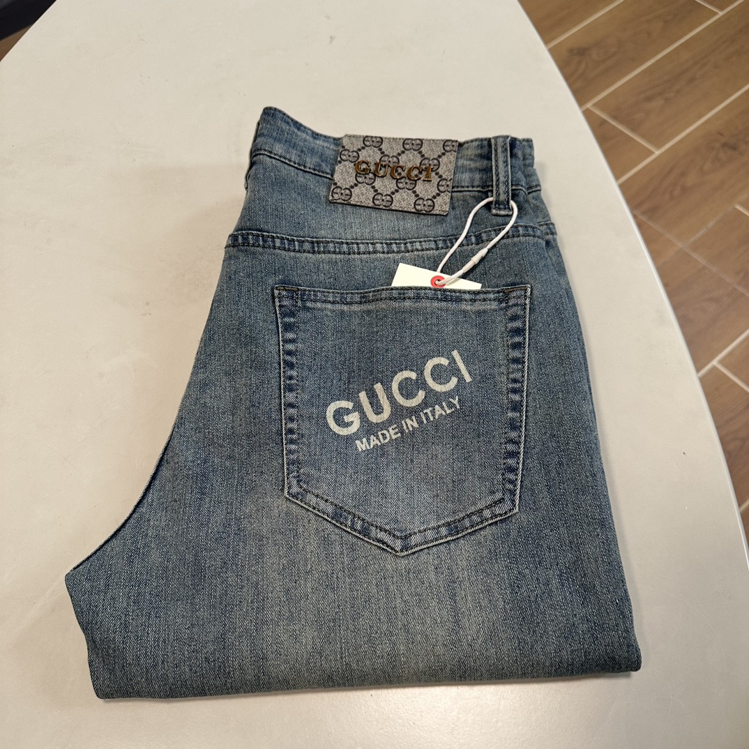 NO:429053,GU Gucci exclusively offers new jeans, high-end version!  Customized fabrics for counters are breathable and comfortable, with impeccable details, and the brand element design concept reflects high quality. The feel is delicate and soft!  It is casually cut, with a great upper body style!  Number of codes 29-40, gucci, jeans, alexander wang19860909GU 古驰独家专供新款 牛仔裤,高端版本！专柜定制面料 透气舒适度高,细节无可挑剔,品牌元素设计理念,体现高品质.手感细腻柔软！呈现休闲裁剪,上身版型超赞！ 码数29-40,,gucci,jeans,alexander wang,Men's clothing