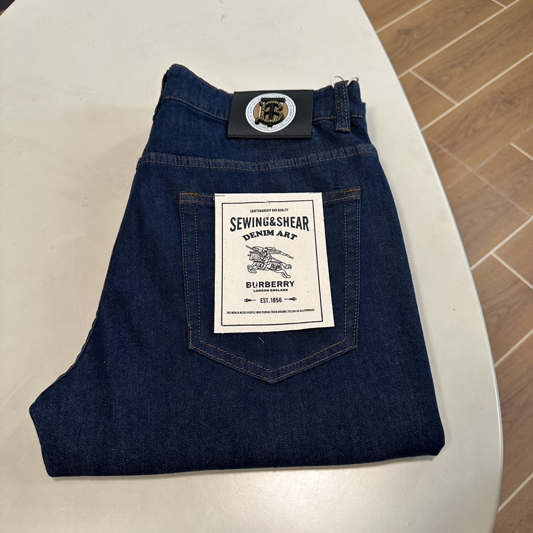 NO:429043,BBR Burberry exclusively offers new jeans, high-end version!  Customized fabrics for counters are breathable and comfortable, with impeccable details, and the brand element design concept reflects high quality. The feel is delicate and soft!  It is casually cut, with a great upper body style!  29-40 yards, burberry, jeans, alexander wang19860909BBR 巴宝莉独家专供新款 牛仔裤,高端版本！专柜定制面料 透气舒适度高,细节无可挑剔,品牌元素设计理念,体现高品质.手感细腻柔软！呈现休闲裁剪,上身版型超赞！ 码数29-40,,burberry,jeans,alexander wang,Men's clothing