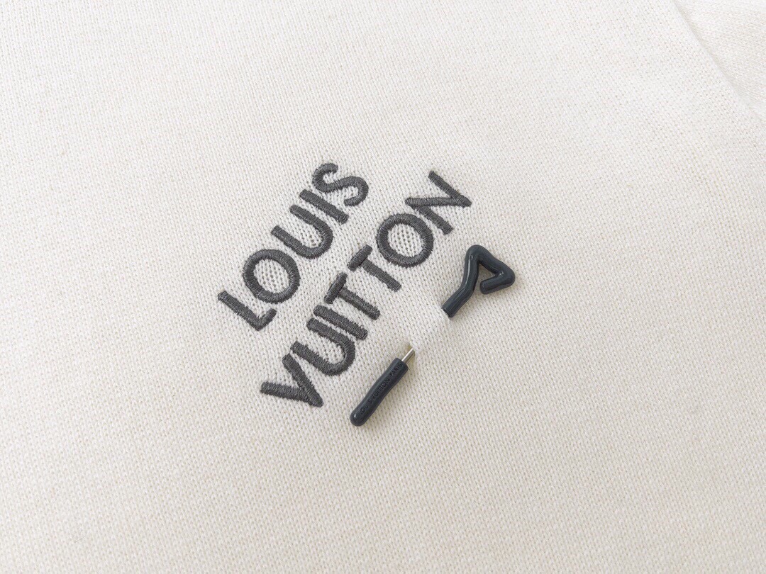 路易威登/Louis Vuitton 夏季新品 胸前别针字母刺绣圆领针织短袖