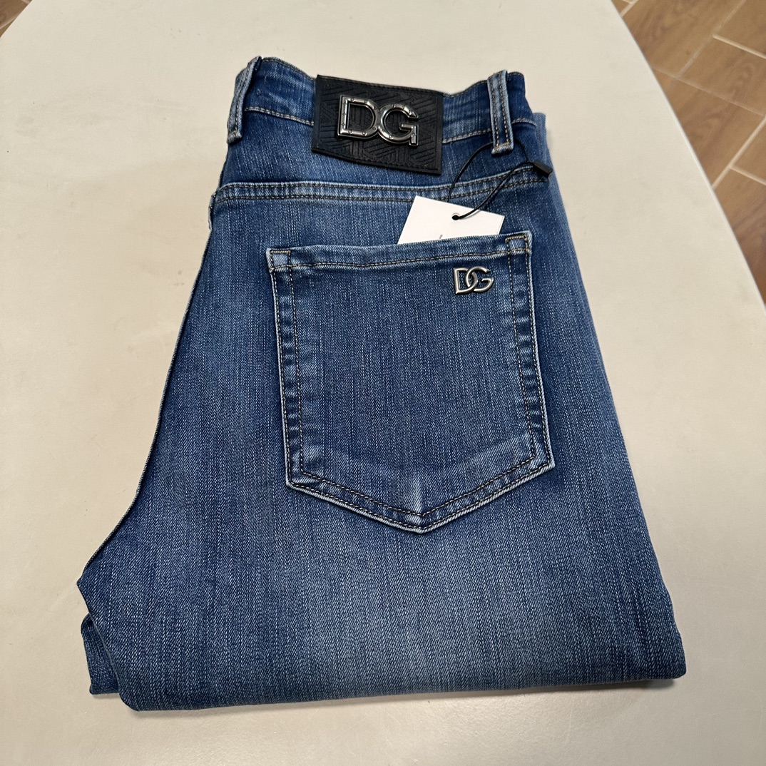 NO:468823,DG Dolce & Gabbana exclusively offers new jeans, high-end version!  Customized fabrics for counters are breathable and comfortable, with impeccable details, and the brand element design concept reflects high quality. The feel is delicate and soft!  It is casually cut, with a great upper body style!  29-40, Dolce & Gabbana, jeans, alexander wang19860909DG 杜嘉班纳独家专供新款 牛仔裤,高端版本！专柜定制面料 透气舒适度高,细节无可挑剔,品牌元素设计理念,体现高品质.手感细腻柔软！呈现休闲裁剪,上身版型超赞！ 码数29-40,,Dolce&Gabbana,jeans,alexander wang,Men's clothing