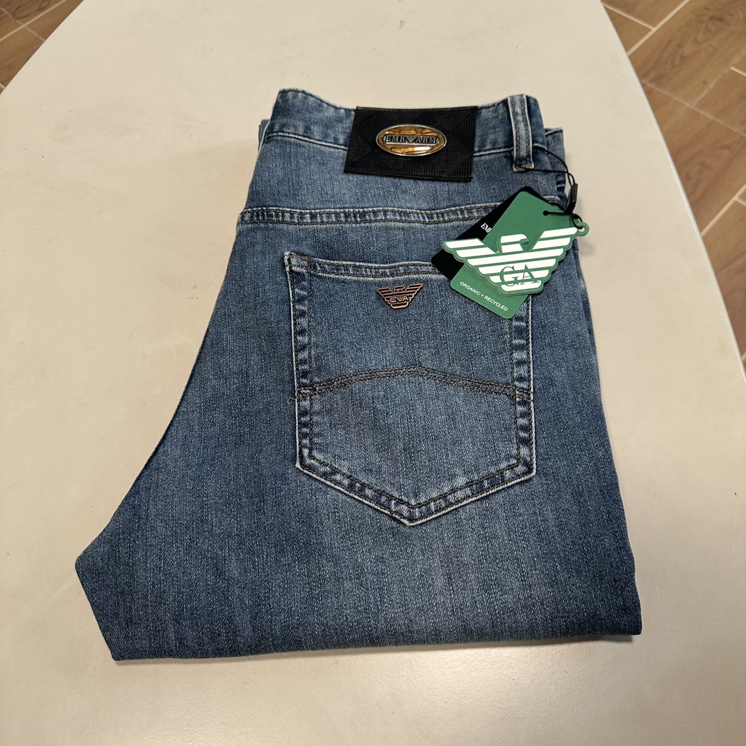 NO:468816,Armani exclusively offers new jeans, high-end version!  Customized fabrics for counters are breathable and comfortable, with impeccable details, and the brand element design concept reflects high quality. The feel is delicate and soft!  It is casually cut, with a great upper body style!  Number of codes 29-40, Armani, jeans, alexander wang19860909阿玛尼独家专供新款 牛仔裤,高端版本！专柜定制面料 透气舒适度高,细节无可挑剔,品牌元素设计理念,体现高品质.手感细腻柔软！呈现休闲裁剪,上身版型超赞！ 码数29-40,,armani,jeans,alexander wang,Men's clothing