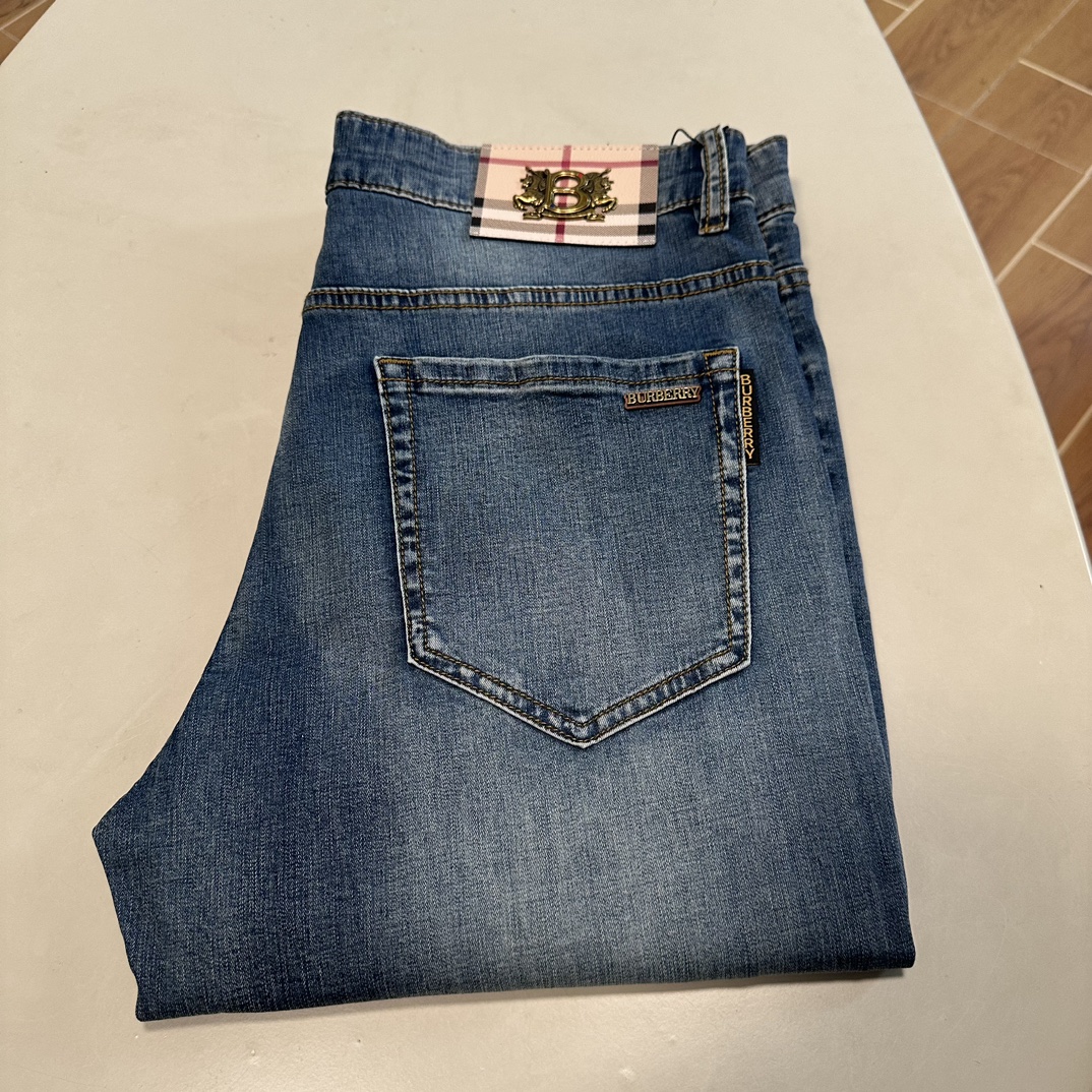 NO:468810,BBR Burberry exclusively offers new jeans, high-end version!  Customized fabrics for counters are breathable and comfortable, with impeccable details, and the brand element design concept reflects high quality. The feel is delicate and soft!  It is casually cut, with a great upper body style!  29-40, burberry, jeans, alexander wang19860909BBR 巴宝莉独家专供新款 牛仔裤,高端版本！专柜定制面料 透气舒适度高,细节无可挑剔,品牌元素设计理念,体现高品质.手感细腻柔软！呈现休闲裁剪,上身版型超赞！ 码数29-40,,burberry,jeans,alexander wang,Men's clothing