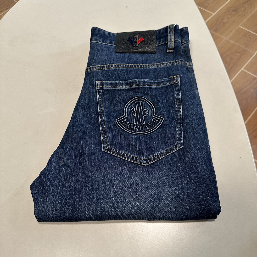 NO:141913,MON matte exclusively available for new jeans, high-end version!  Customized fabrics for counters are breathable and comfortable, with impeccable details, and the brand element design concept reflects high quality. The feel is delicate and soft!  It is casually cut, with a great upper body style!  Number of codes 29-40, Moncler, jeans, alexander wang19860909MON 蒙口独家专供新款 牛仔裤,高端版本！专柜定制面料 透气舒适度高,细节无可挑剔,品牌元素设计理念,体现高品质.手感细腻柔软！呈现休闲裁剪,上身版型超赞！ 码数29-40,,Moncler,jeans,alexander wang,Men's clothing