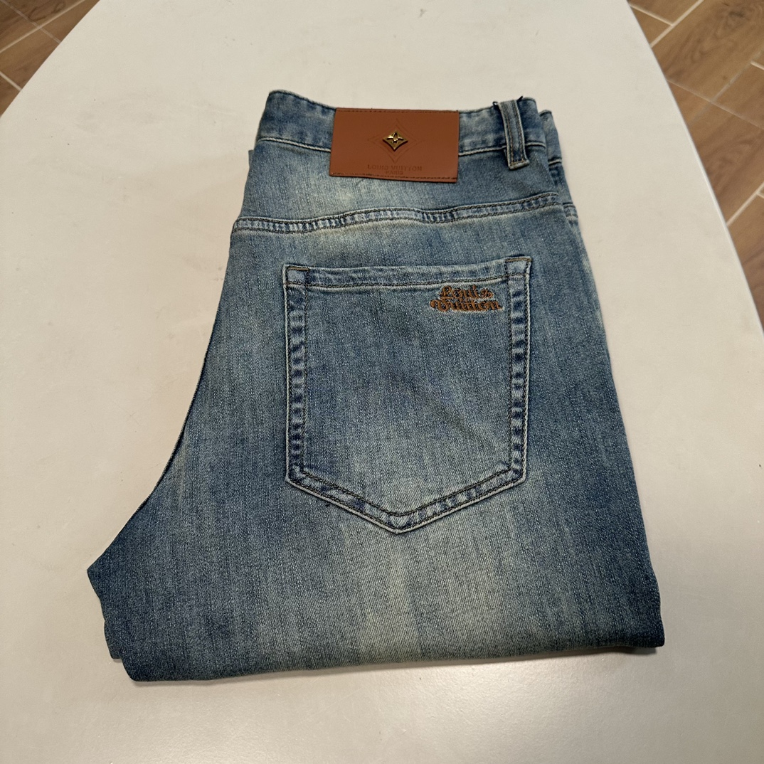 NO:134644,LV Louis Vuitton exclusively offers new jeans, high-end version!  Customized fabrics for counters are breathable and comfortable, with impeccable details, and the brand element design concept reflects high quality. The feel is delicate and soft!  It is casually cut, with a great upper body style!  29-40, louis vuitton,louis vuitton,jeans,alexander wang19860909LV 路易威登独家专供新款 牛仔裤,高端版本！专柜定制面料 透气舒适度高,细节无可挑剔,品牌元素设计理念,体现高品质.手感细腻柔软！呈现休闲裁剪,上身版型超赞！ 码数29-40,,louis vuitton,louis vuitton,jeans,alexander wang,Men's clothing