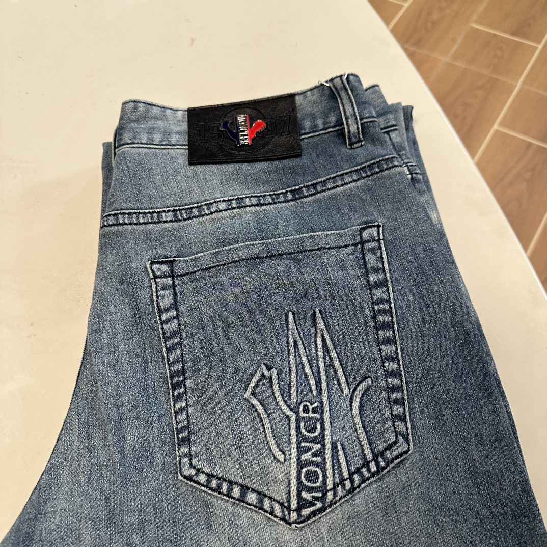 NO:483161,MON matte exclusively available for new jeans, high-end version!  Customized fabrics for counters are breathable and comfortable, with impeccable details, and the brand element design concept reflects high quality. The feel is delicate and soft!  It is casually cut, with a great upper body style!  Number of codes 29-40, Moncler, jeans, alexander wang19860909MON 蒙口独家专供新款 牛仔裤,高端版本！专柜定制面料 透气舒适度高,细节无可挑剔,品牌元素设计理念,体现高品质.手感细腻柔软！呈现休闲裁剪,上身版型超赞！ 码数29-40,,Moncler,jeans,alexander wang,Men's clothing