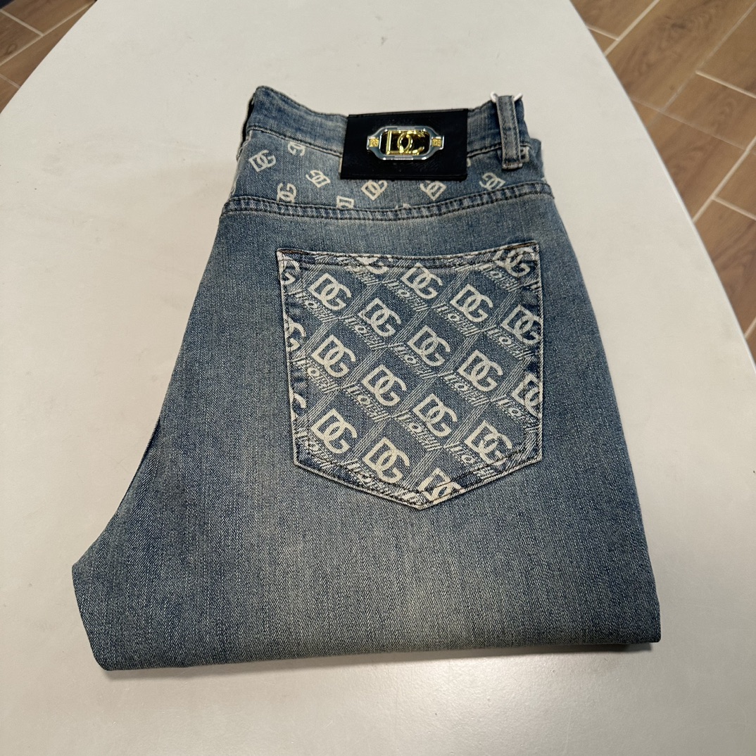 NO:134642,DG Dolce & Gabbana exclusively offers new jeans, high-end version!  Customized fabrics for counters are breathable and comfortable, with impeccable details, and the brand element design concept reflects high quality. The feel is delicate and soft!  It is casually cut, with a great upper body style!  29-40, Dolce & Gabbana, Dolce & Gabbana, jeans, alexander wang19860909DG 杜嘉班纳独家专供新款 牛仔裤,高端版本！专柜定制面料 透气舒适度高,细节无可挑剔,品牌元素设计理念,体现高品质.手感细腻柔软！呈现休闲裁剪,上身版型超赞！ 码数29-40,,Dolce&Gabbana,Dolce&Gabbana,jeans,alexander wang,Men's clothing