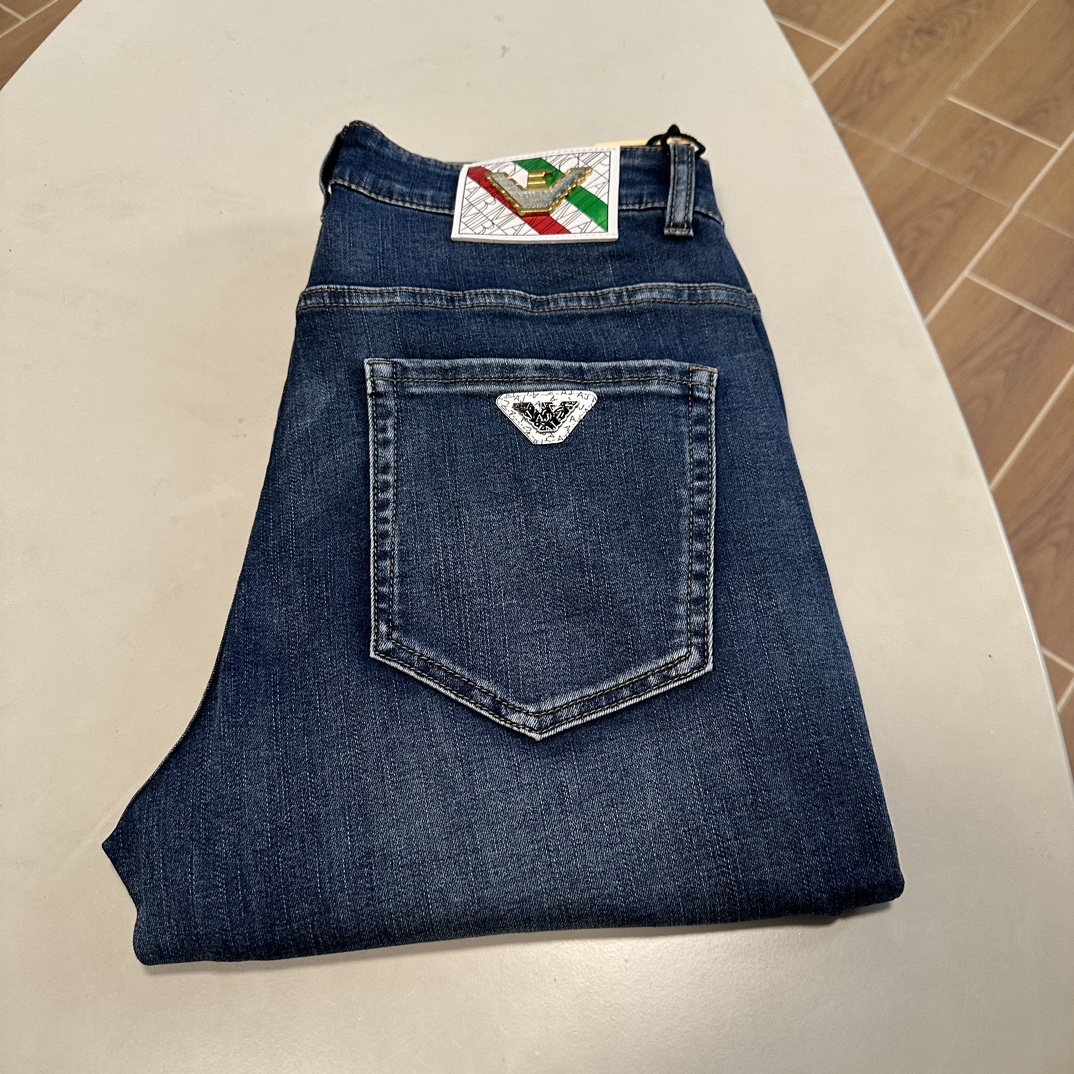 NO:150964,PRA Prada exclusively for new jeans, high-end version!  Customized fabrics for counters are breathable and comfortable, with impeccable details, and the brand element design concept reflects high quality. The feel is delicate and soft!  It is casually cut, with a great upper body style!  29-40, prada, prada, jeans, alexander wang19860909PRA 普拉达独家专供新款 牛仔裤,高端版本！专柜定制面料 透气舒适度高,细节无可挑剔,品牌元素设计理念,体现高品质.手感细腻柔软！呈现休闲裁剪,上身版型超赞！ 码数29-40,,prada,prada,jeans,alexander wang,Men's clothing