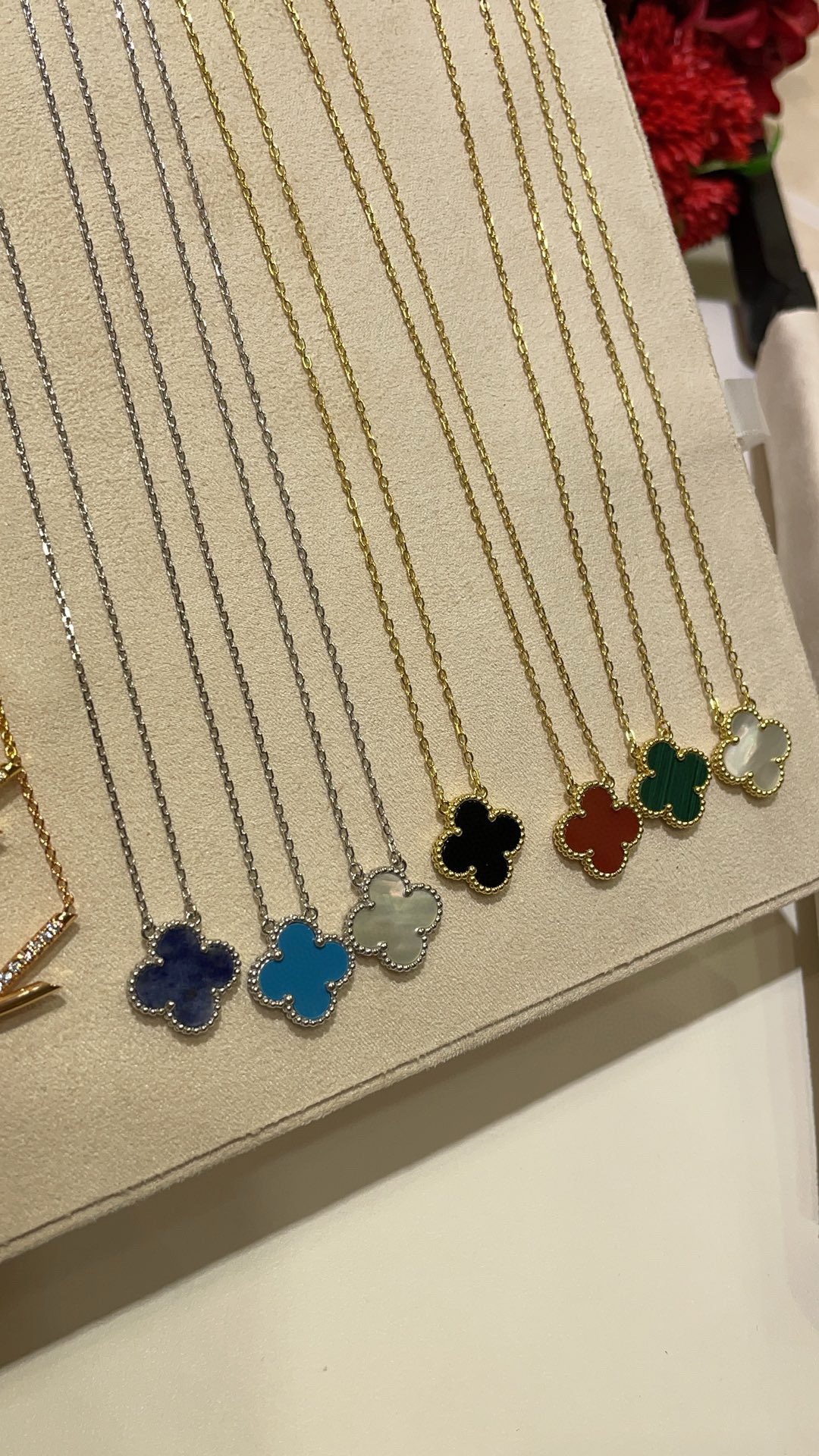 NO:633362,High-end jewelry series. A collection of ready-made VCA rings, necklaces and bracelets. All beauties are wearing them. They are full of low-key and elegant atmosphere. Necklace, bracelet, ring, Cartier high-end jewelry19860909高级珠宝系列 现货vca戒指项链手链合集 美女们都在戴 低调贵气氛围感满满,,necklace,bracelet,ring,卡迪亚高端饰品,Jewelry