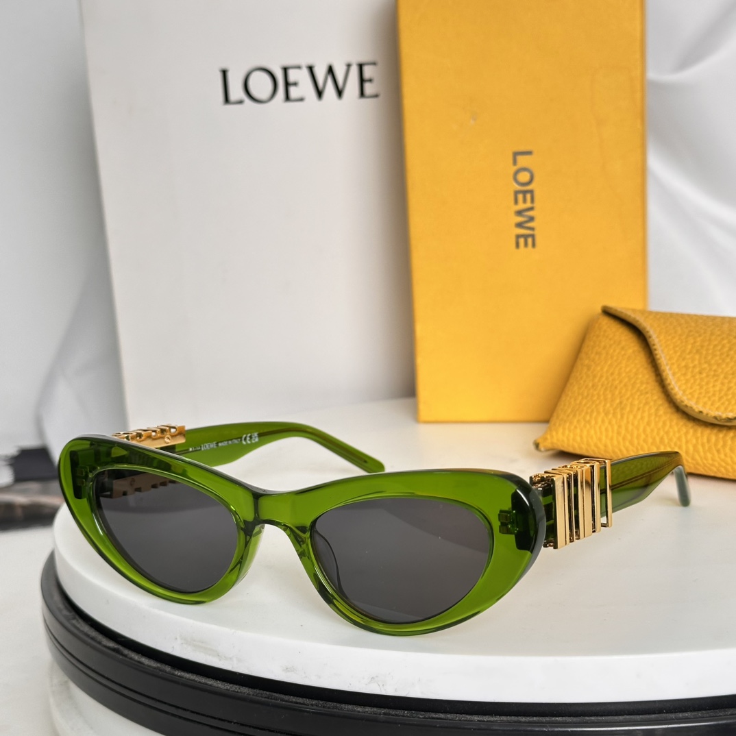  ‼️出人意料的细节定义了LOEWE 独特而又颠覆性的美学理念。这款俏皮的太阳镜具有雕塑感的猫眼轮廓，镜