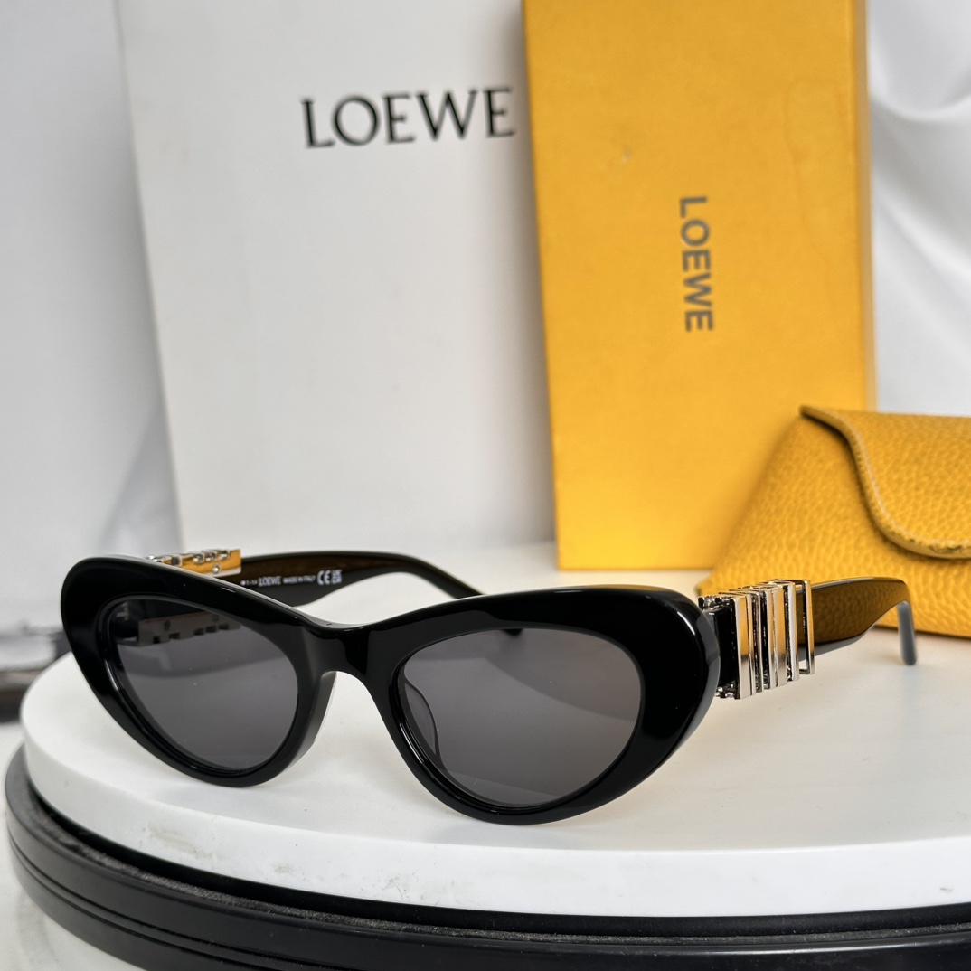  ‼️出人意料的细节定义了LOEWE 独特而又颠覆性的美学理念。这款俏皮的太阳镜具有雕塑感的猫眼轮廓，镜