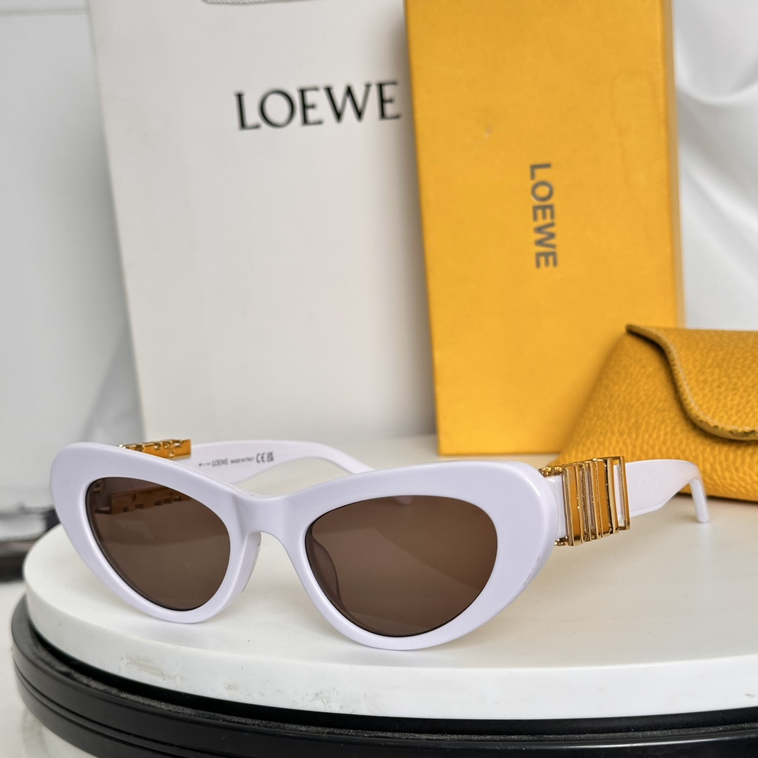  ‼️出人意料的细节定义了LOEWE 独特而又颠覆性的美学理念。这款俏皮的太阳镜具有雕塑感的猫眼轮廓，镜