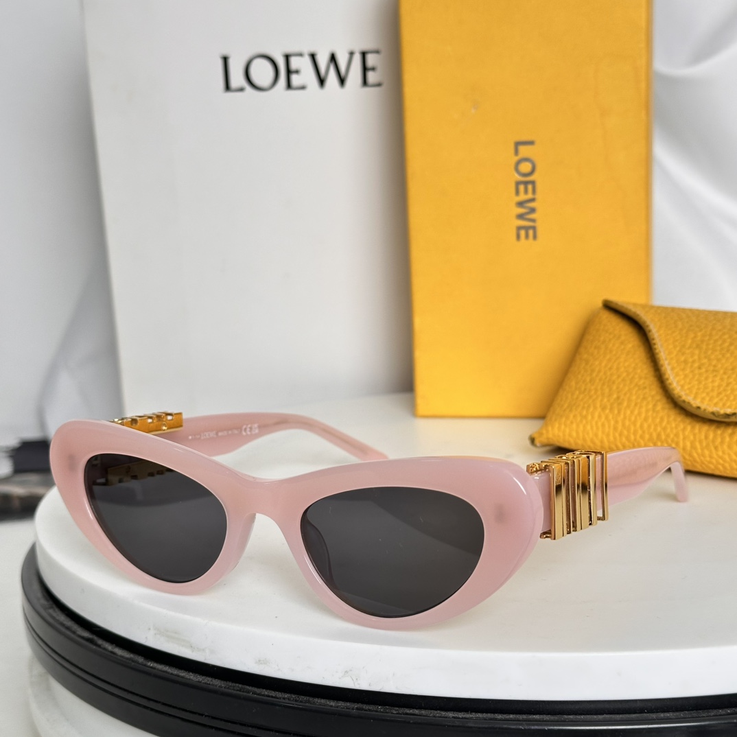  ‼️出人意料的细节定义了LOEWE 独特而又颠覆性的美学理念。这款俏皮的太阳镜具有雕塑感的猫眼轮廓，镜