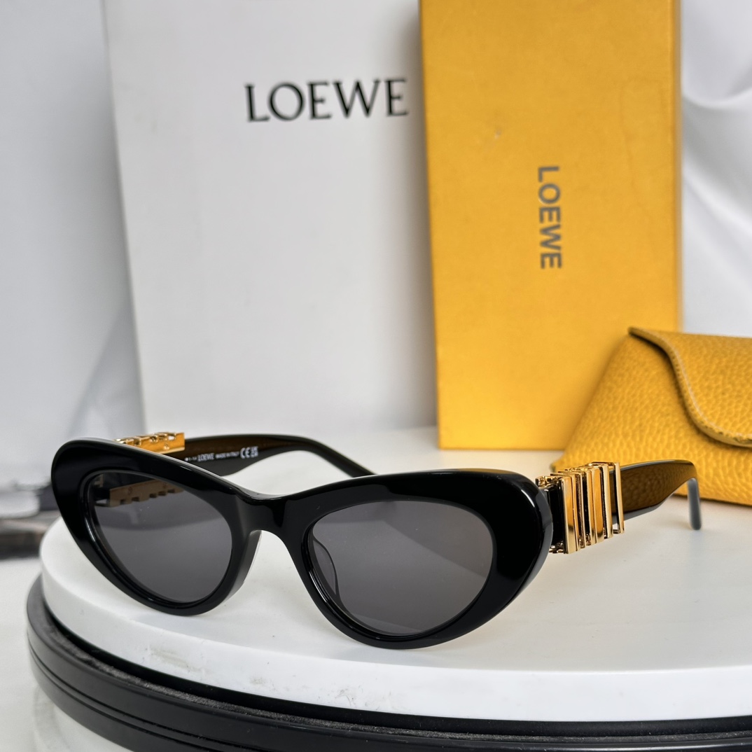  ‼️出人意料的细节定义了LOEWE 独特而又颠覆性的美学理念。这款俏皮的太阳镜具有雕塑感的猫眼轮廓，镜